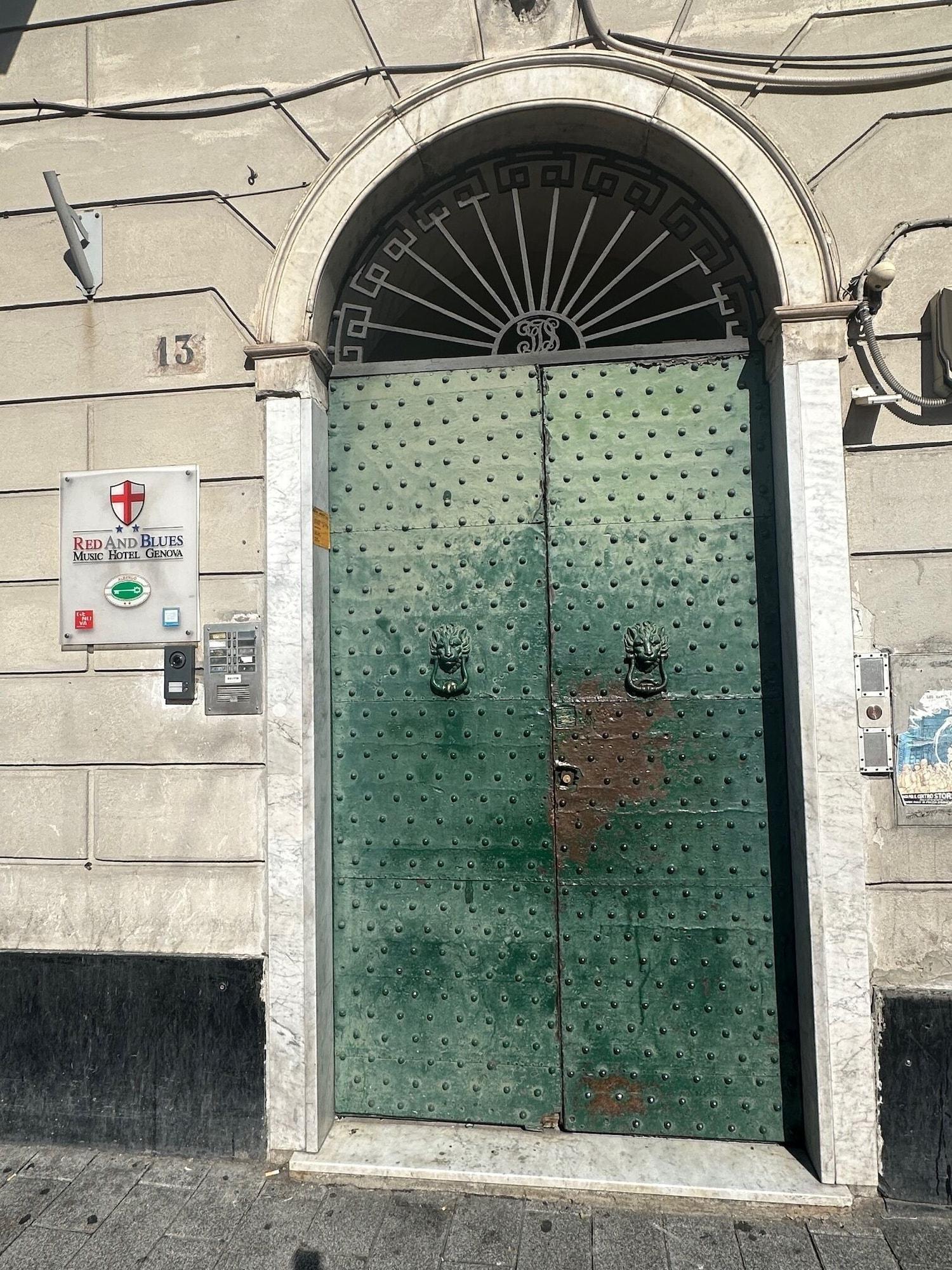 Vista Exterior RED AND BLUES MUSIC HOTEL GENOVA