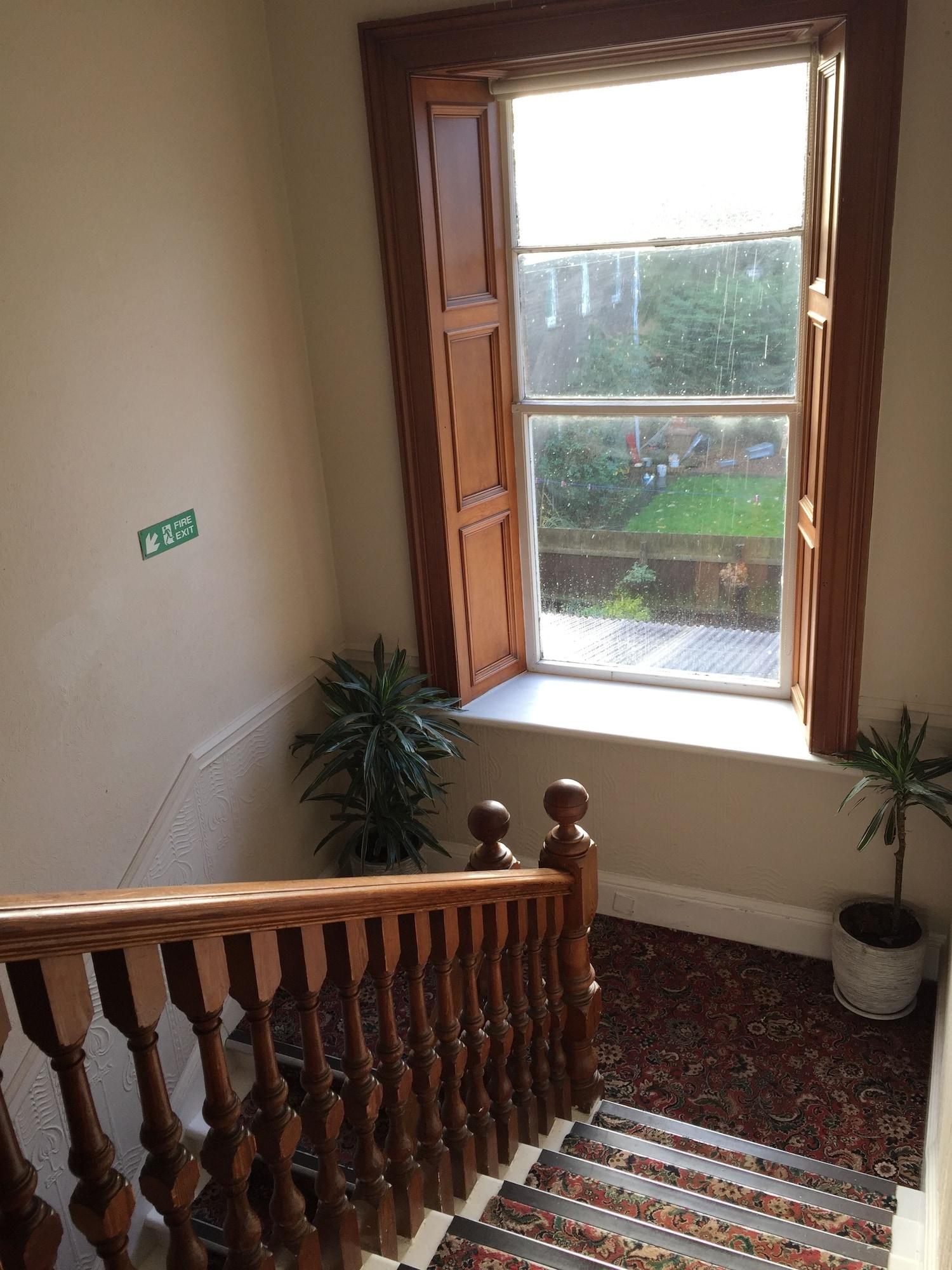 Varios Edinburghhouse Hotel
