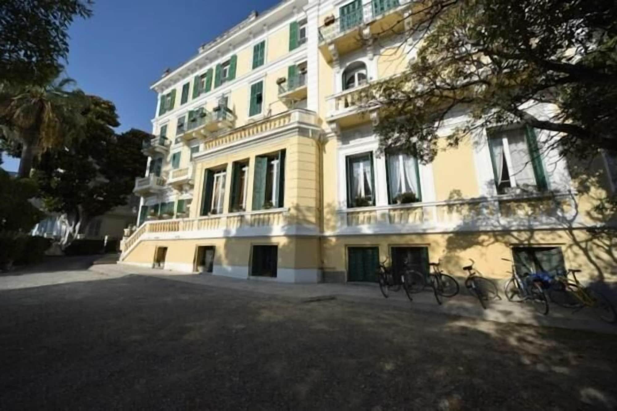 Vista Exterior Hotel Petit Royal
