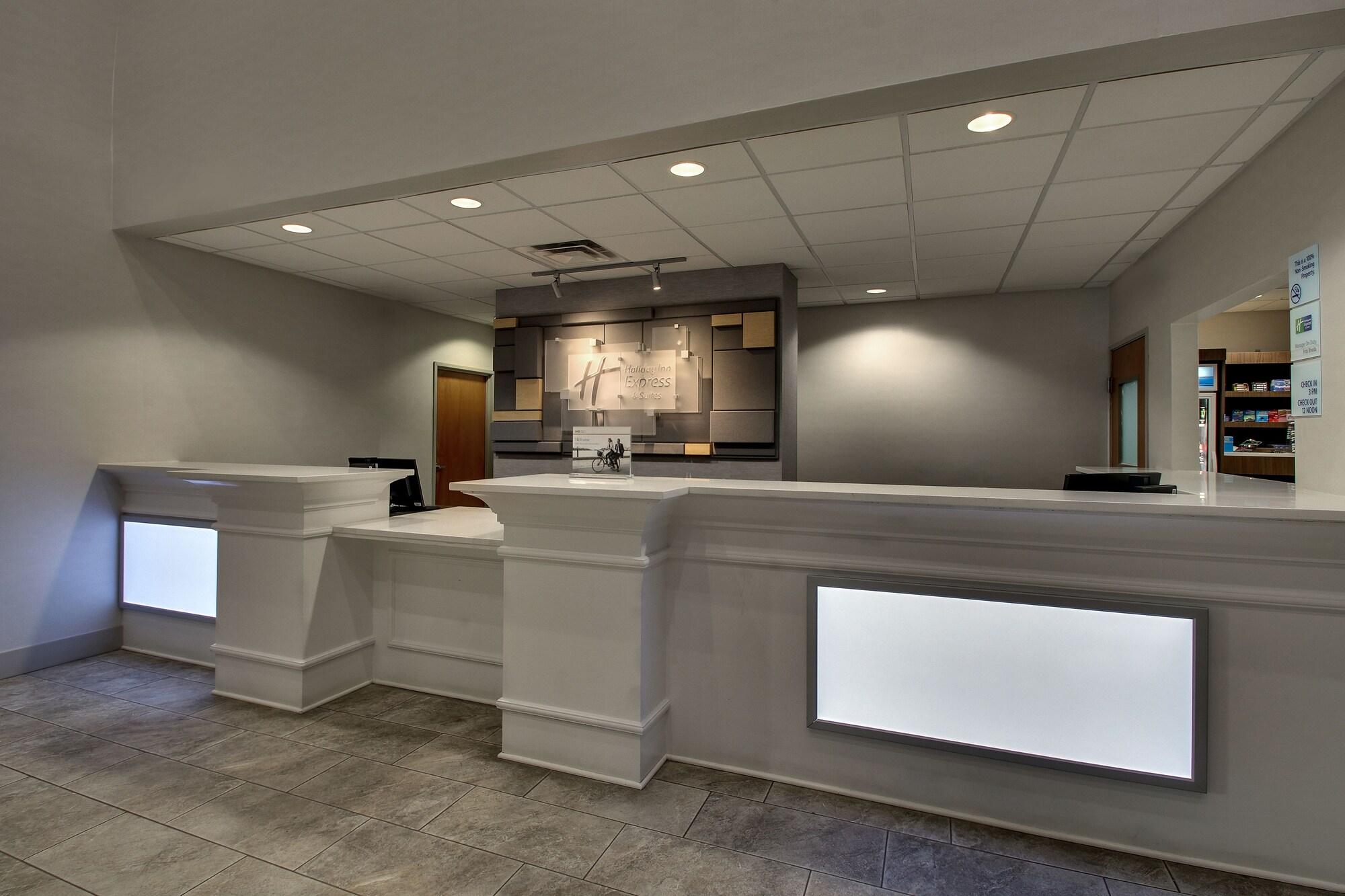 Vista Lobby Holiday Inn Express & Suites Waukegan by IHG