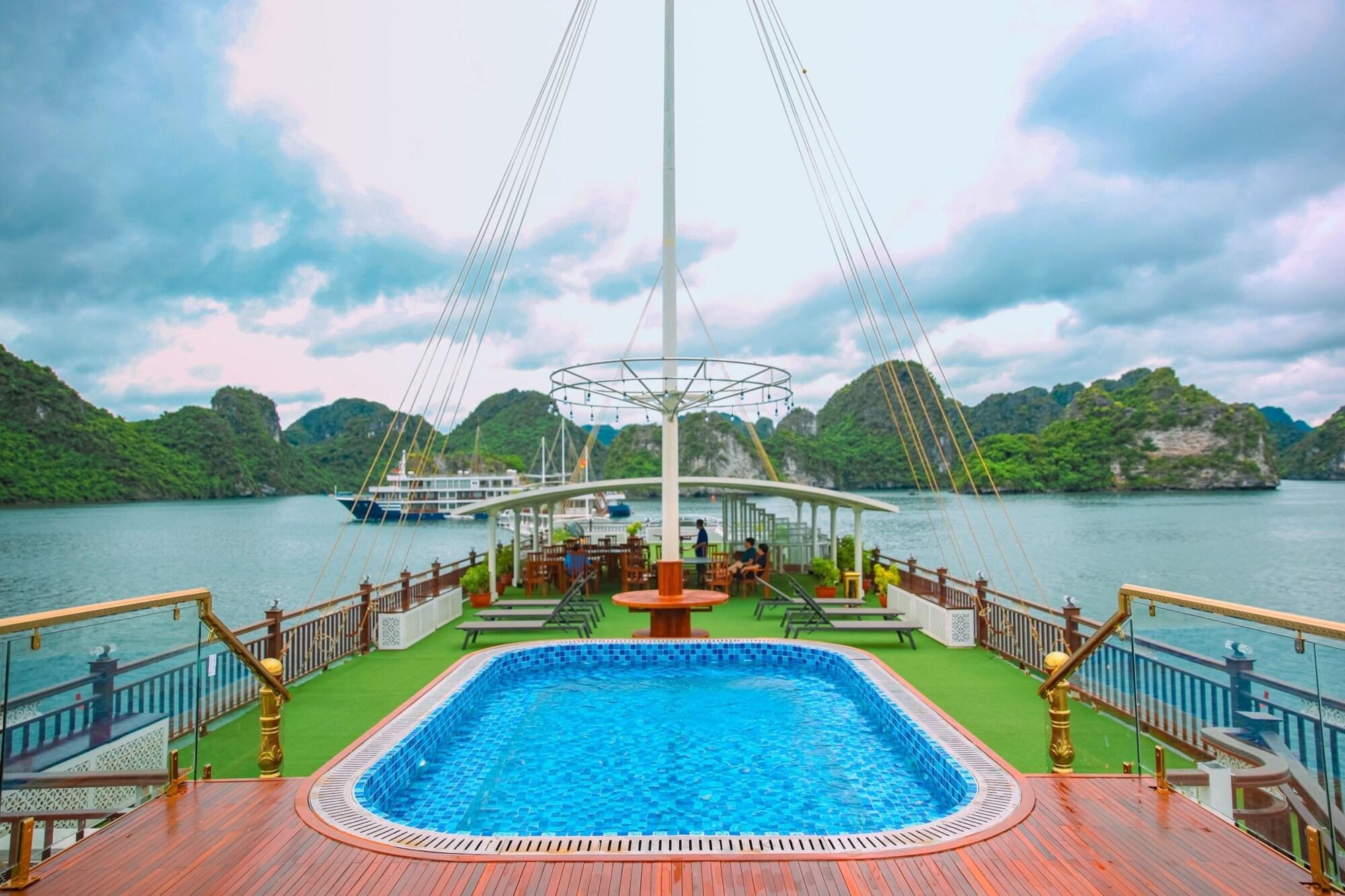 Varios Le Journey Calypso & Boutique Pool Cruises