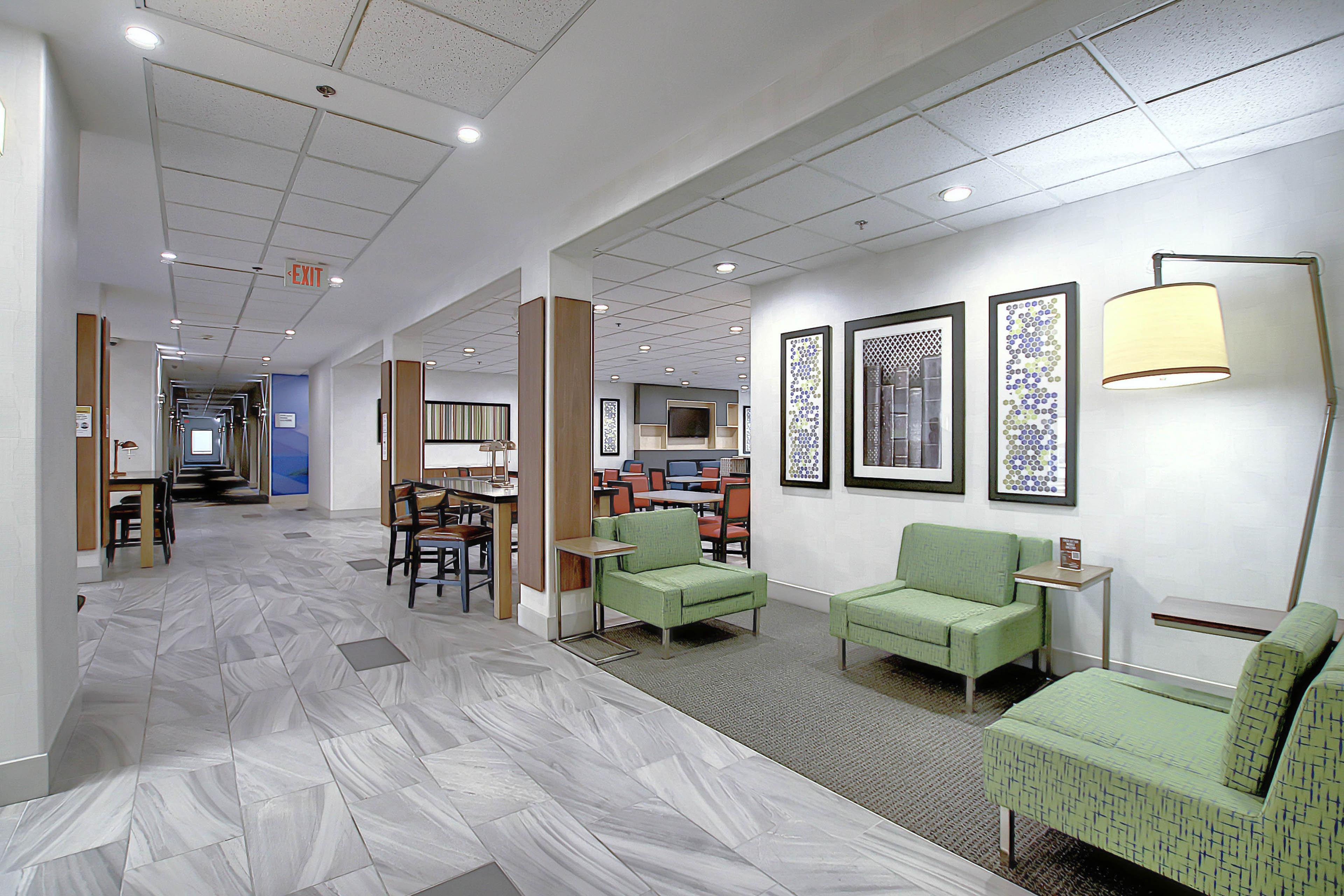 Vista Lobby Holiday Inn Express Airport-Calgary by IHG