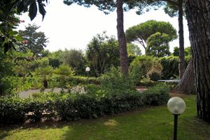 Alquiler Vacacional - Large single-family villa with 1300 sq m tree-lined garden a stone's throw from the sea