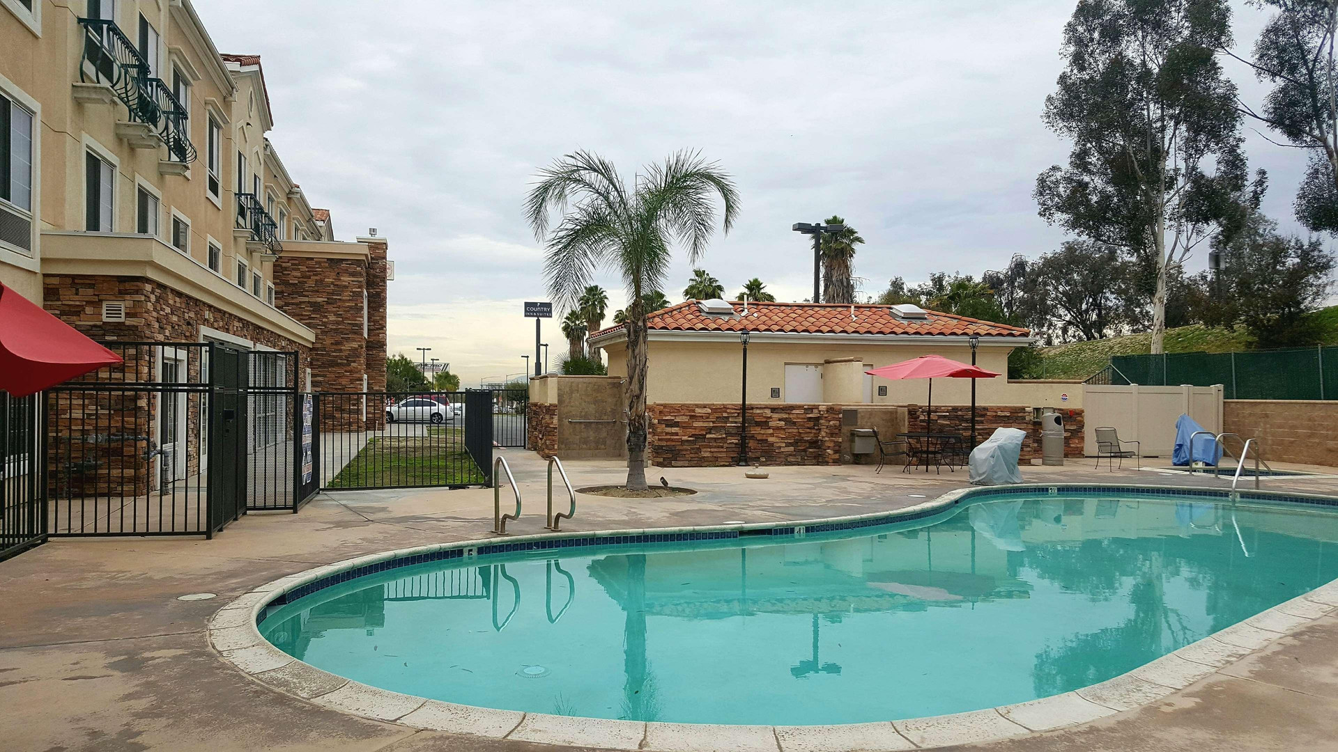 Vista Piscina Country Inn & Suites by Radisson, San Bernardino (