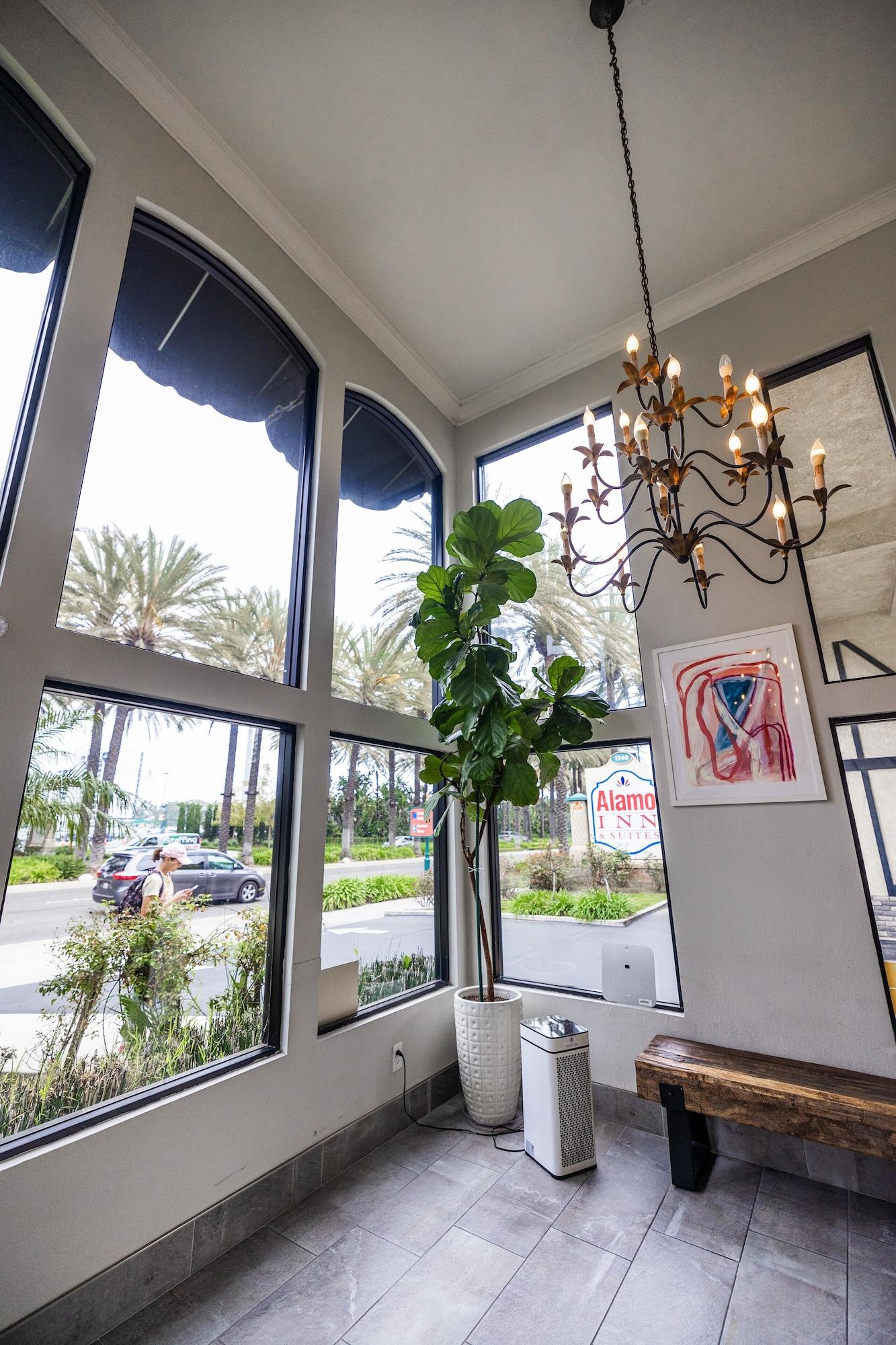 Vista Lobby Alamo Inn & Suites