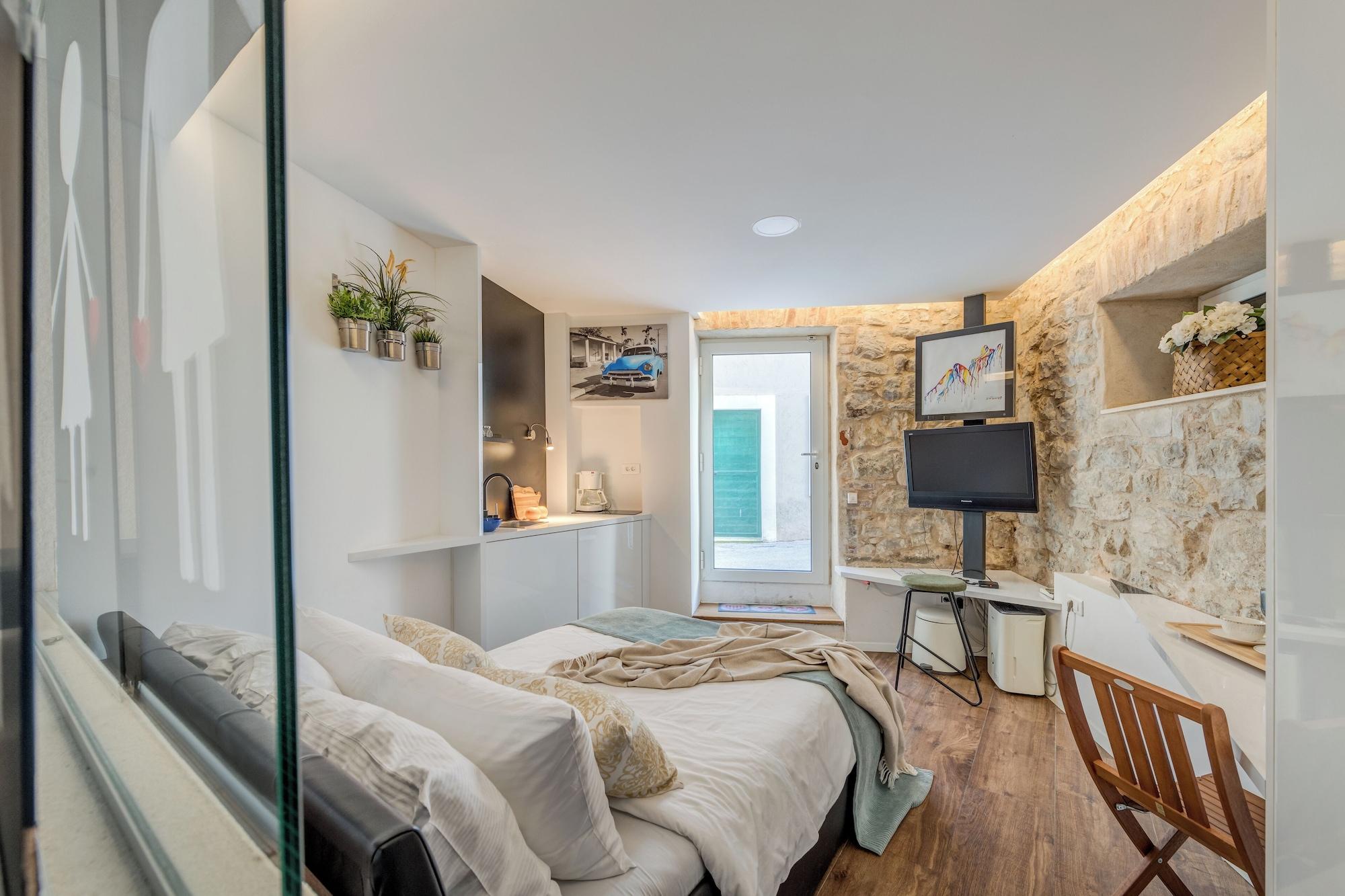 Varios Versi & Note Luxury Rooms