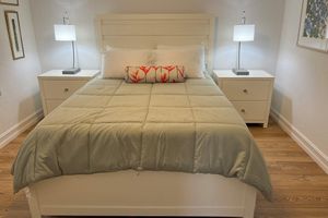 Alquiler Vacacional - Lake front cottage less than 1mile from Fifth Ave S.  The heart of old Naples.