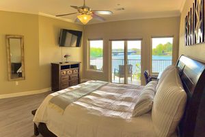 Alquiler Vacacional - Modern Lake Hamilton Condo w/180° Lakefront View-Main Channel, Central Location!