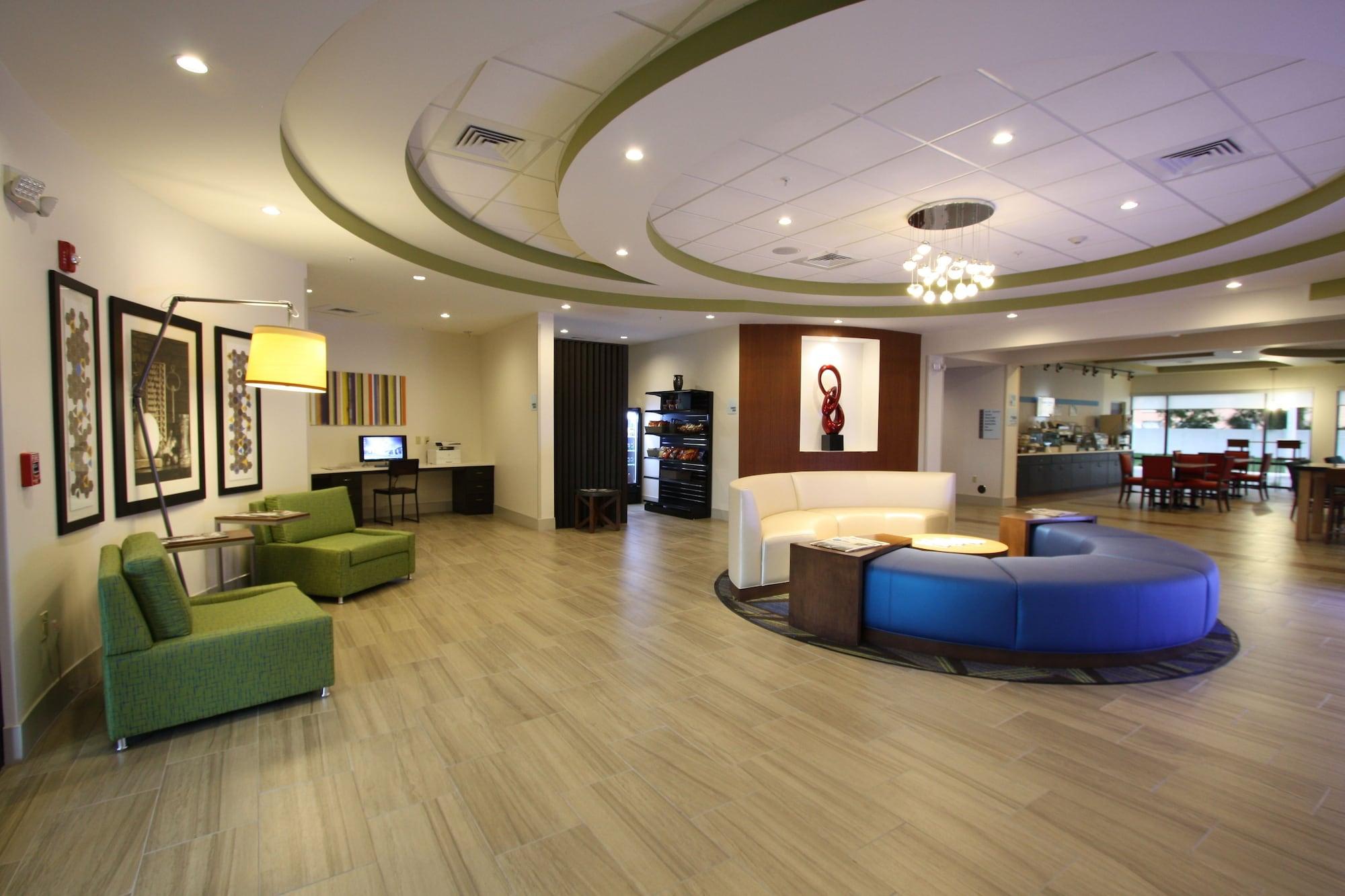 Vista Lobby Holiday Inn Express & Suites Lakeland South by IHG