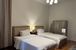 Alquiler Vacacional - Spacious 3-bedroom apartment with WiFi, AC in the heart of Zamalek, Cairo.