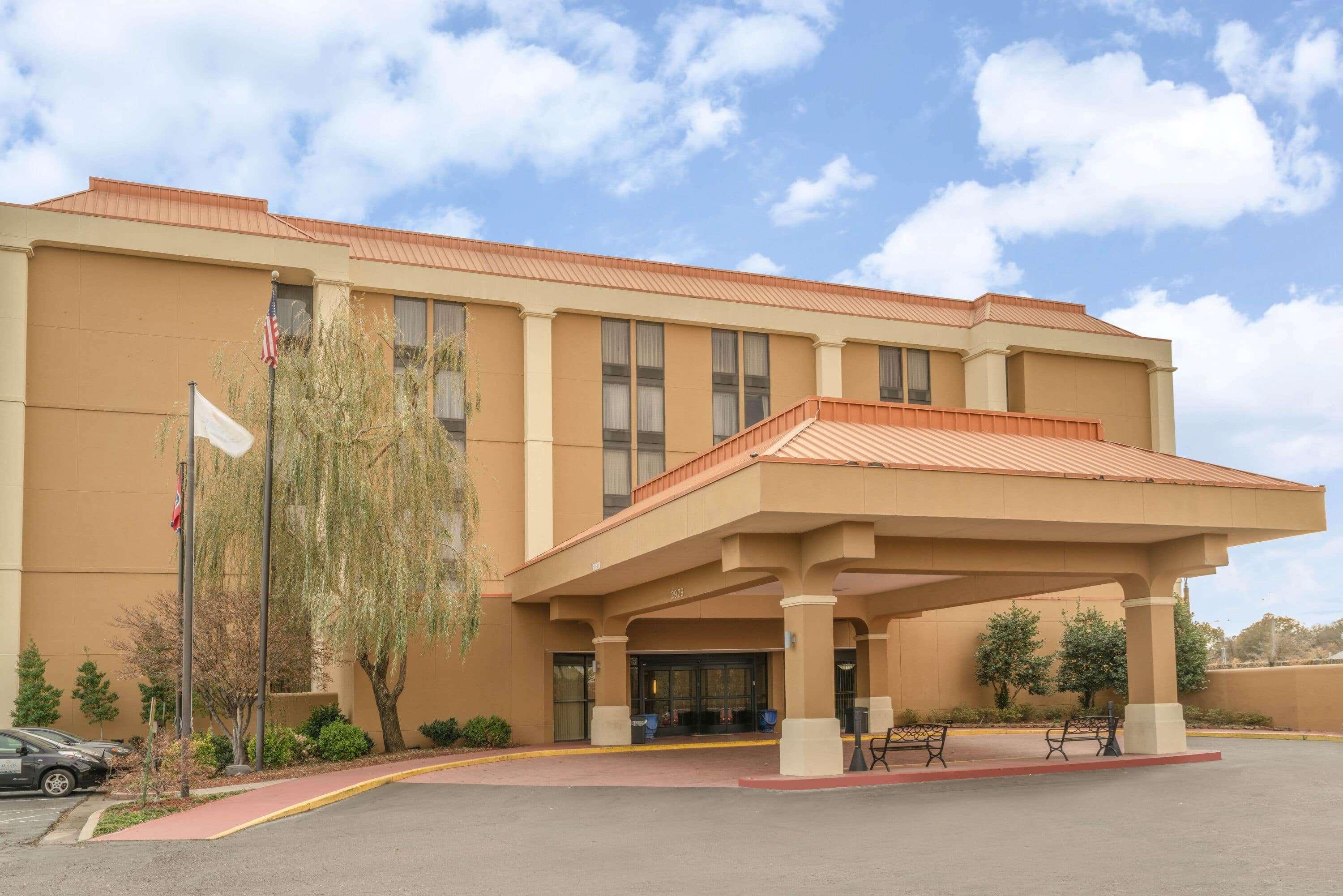 Vista Exterior La Quinta Inn & Suites by Wyndham Memphis Airport Graceland