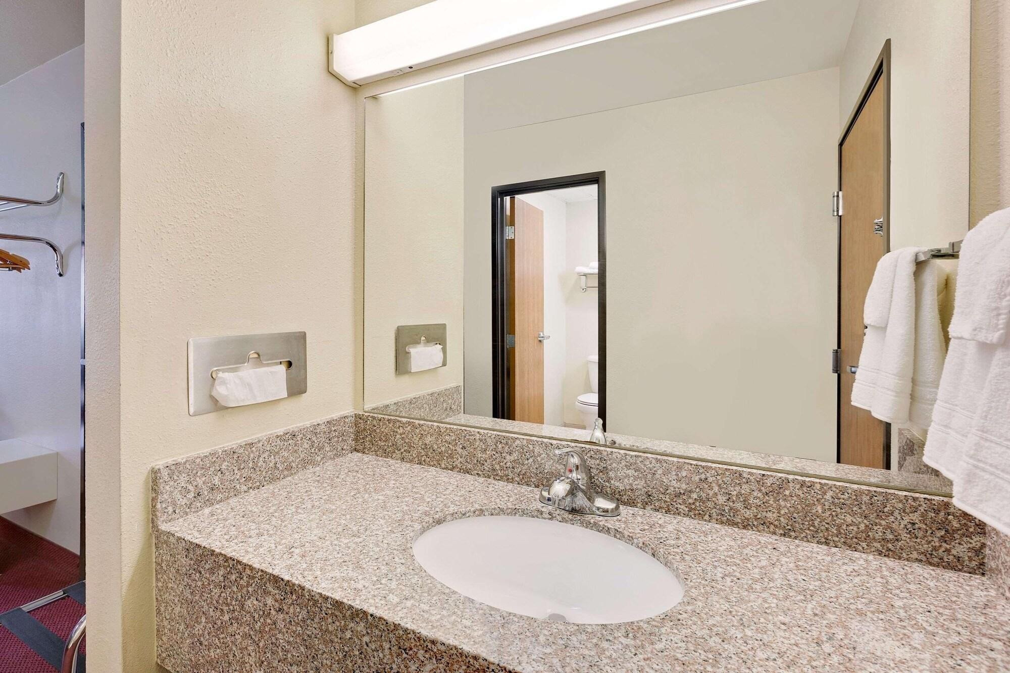 Habitación Super 8 by Wyndham Mound City