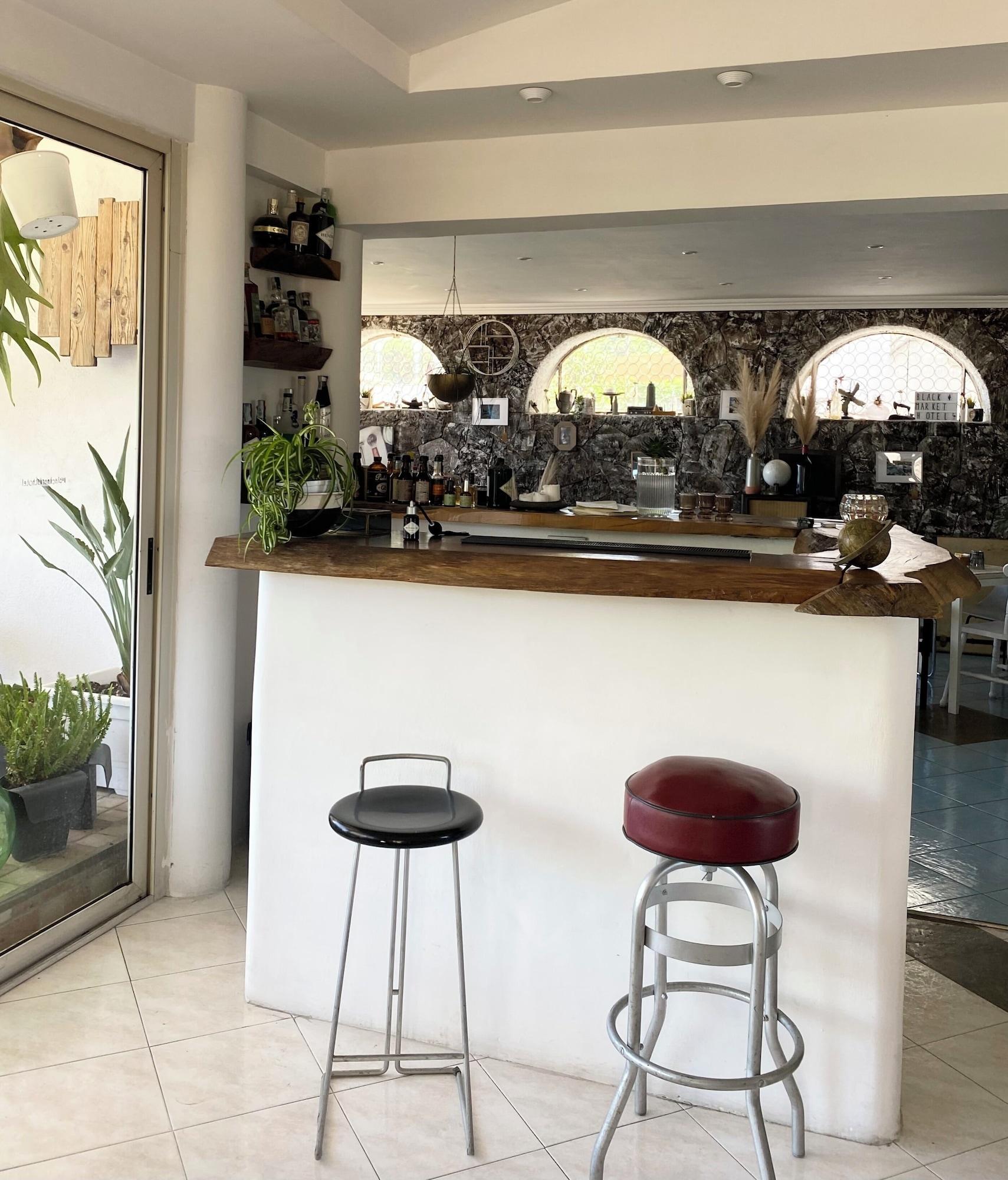 Bar/Salón Black Market Hotel