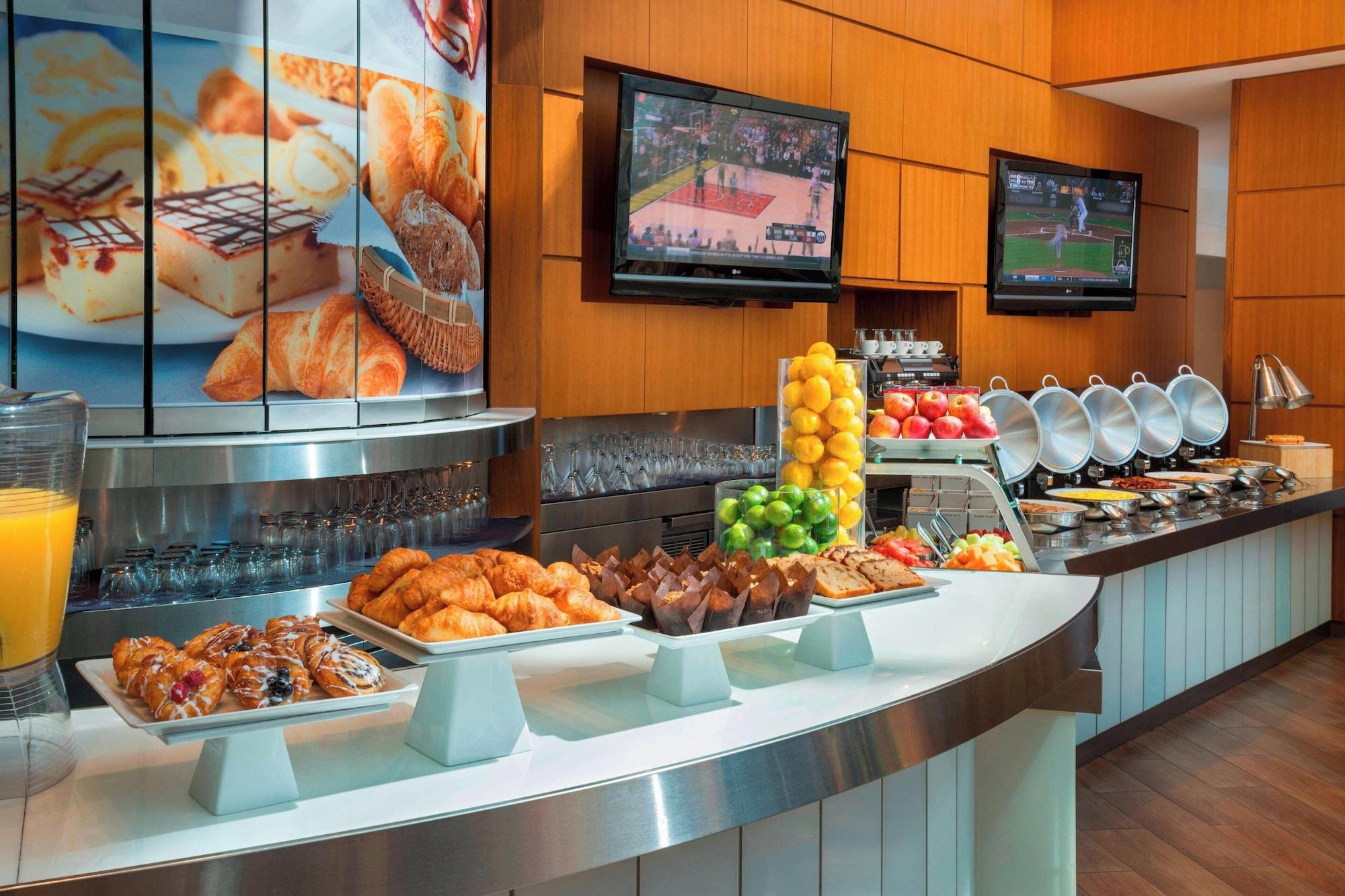 Restaurant Marriott Downtown at CF Toronto Eaton Centre