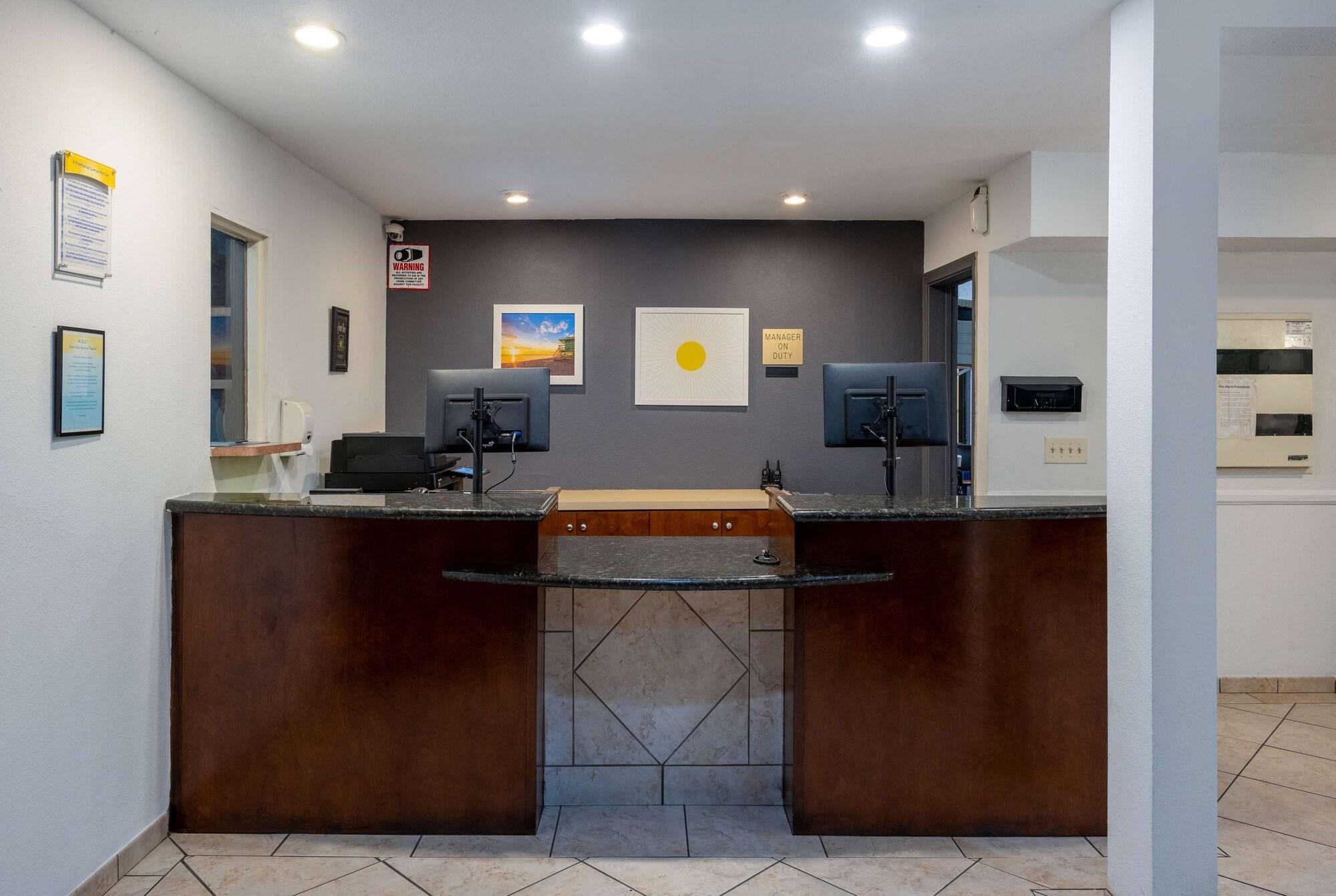 Vista Lobby Days Inn by Wyndham Encinitas Moonlight Beach