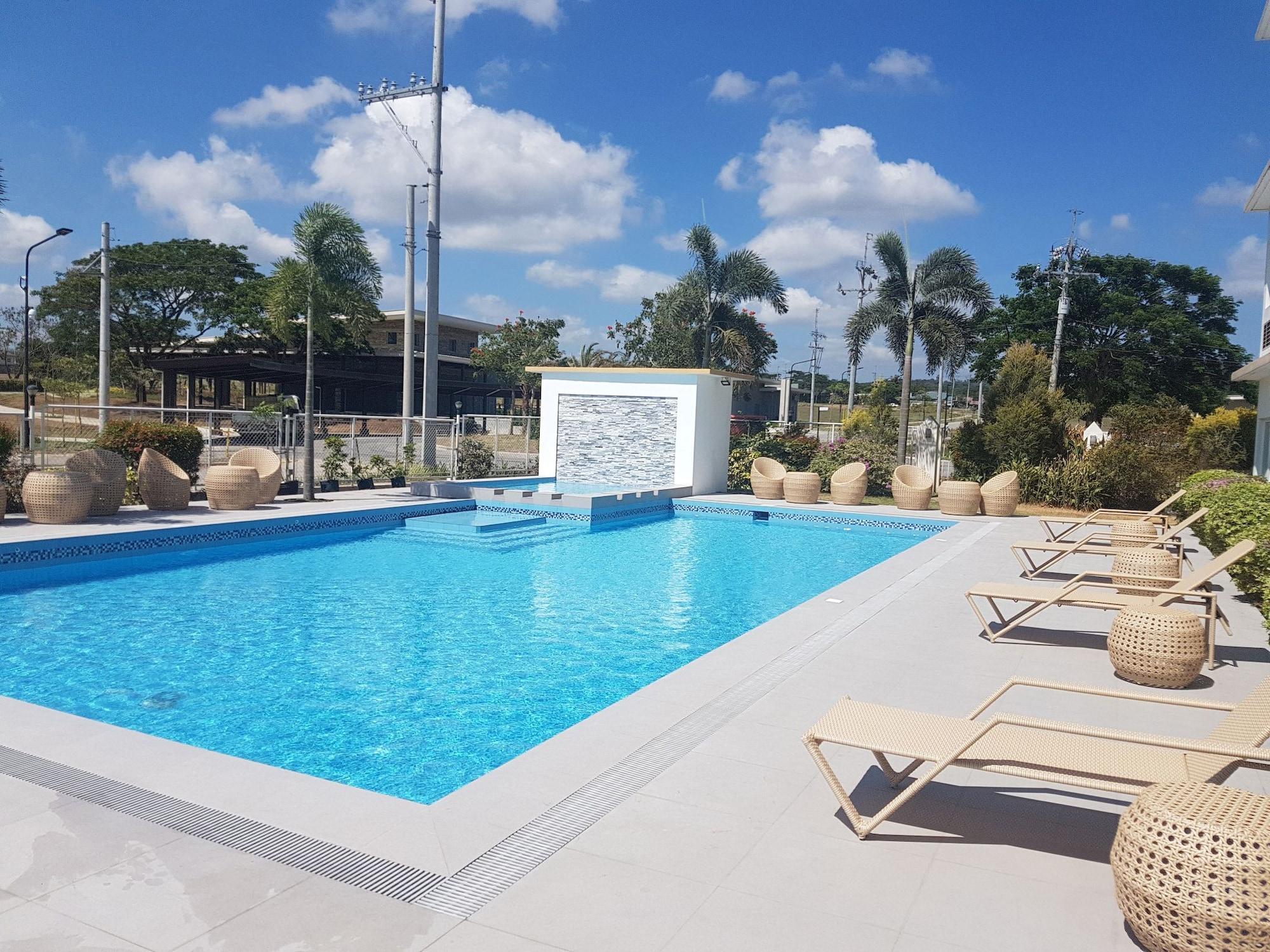 Vista Piscina Microtel by Wyndham South Forbes near Nuvali