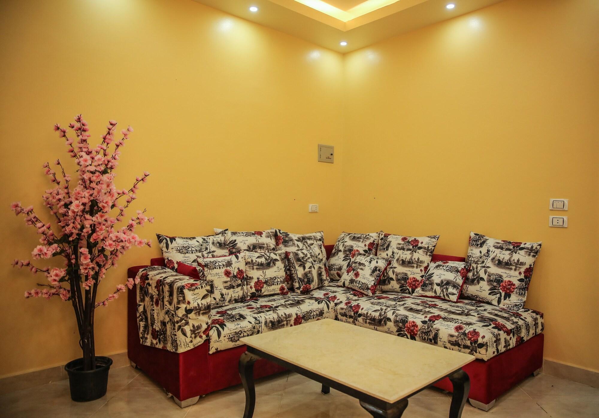 Vista Lobby Queen Pyramids View Inn