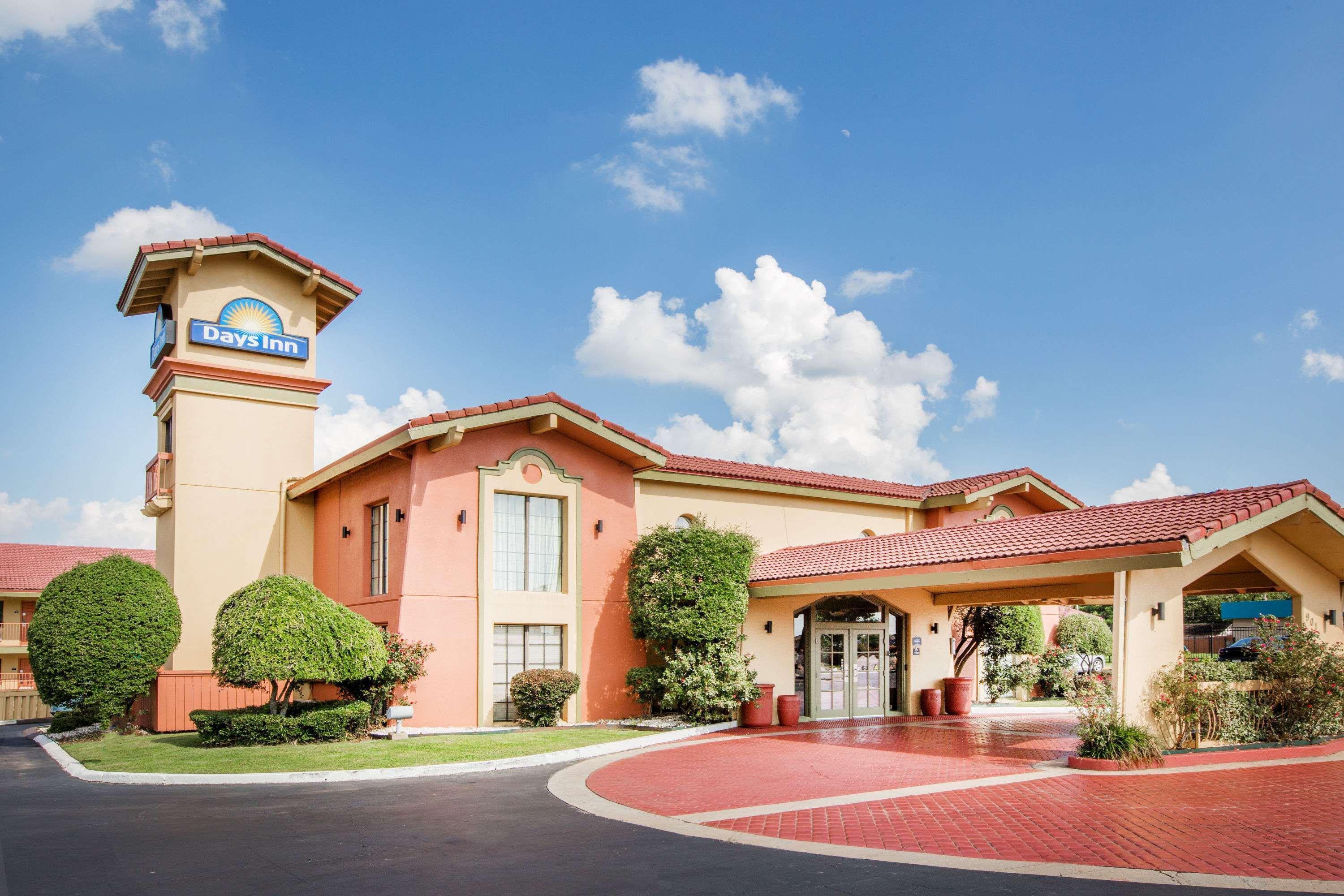 Vista Exterior Days Inn by Wyndham Little Rock/Medical Center