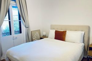 Alquiler Vacacional - Central Erko w/parking. 5 mins walk to shops, dining & trains.