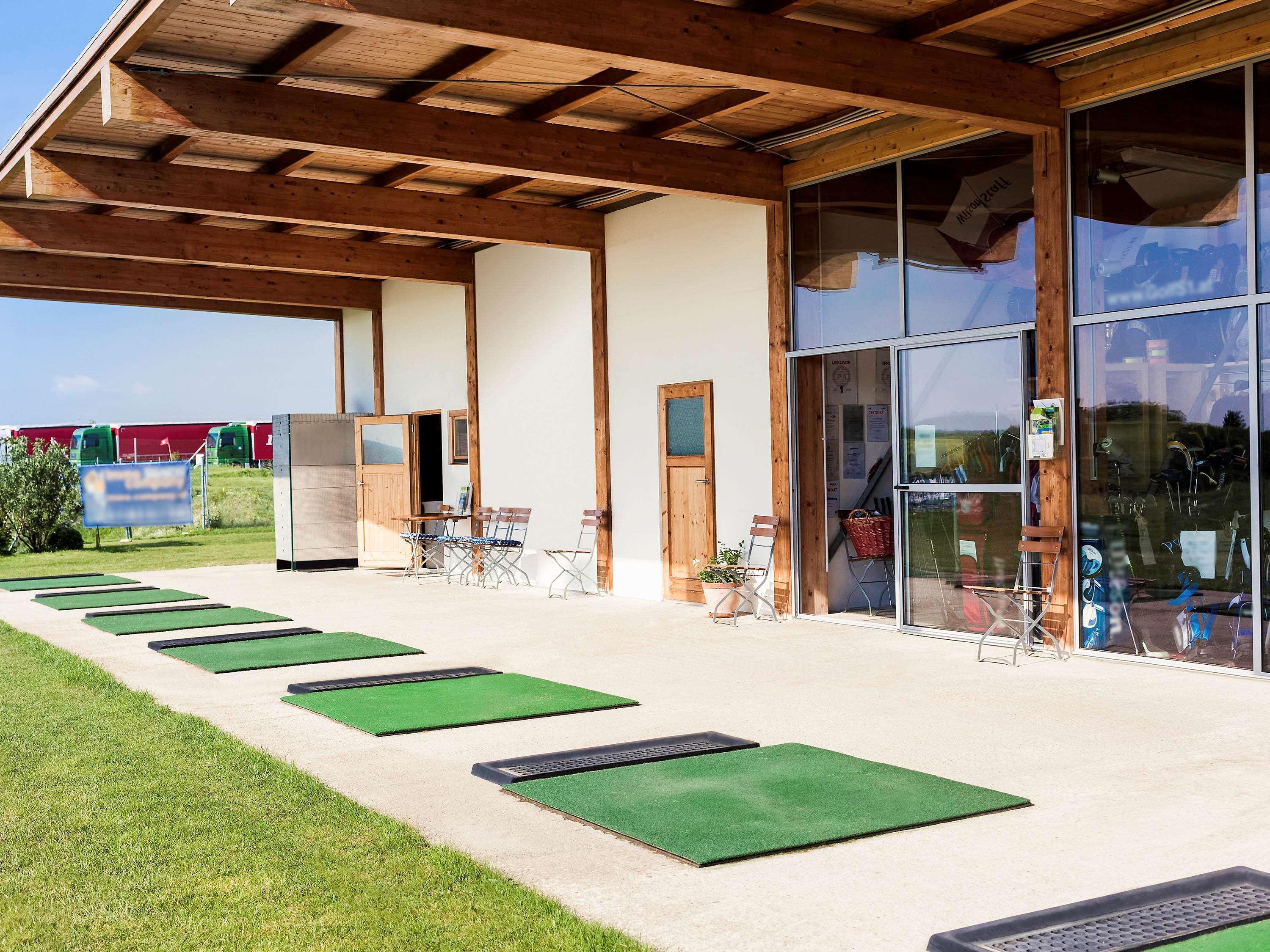 Vista Exterior Hotel ibis Vienna Airport