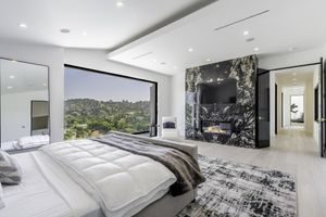 Alquiler Vacacional - Luxurious Villa in BH: Pool, Spa, Theater, Views!