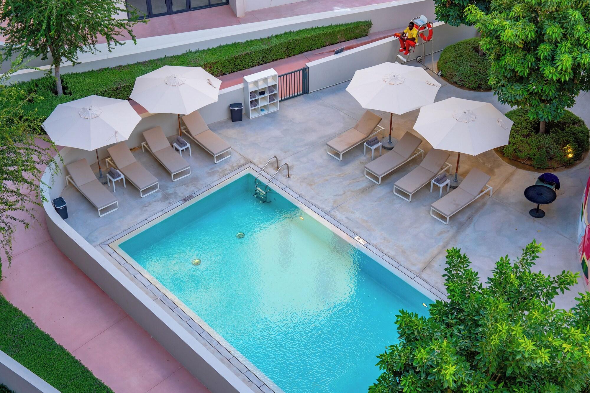 Vista Piscina Nest Hotel, Aljada