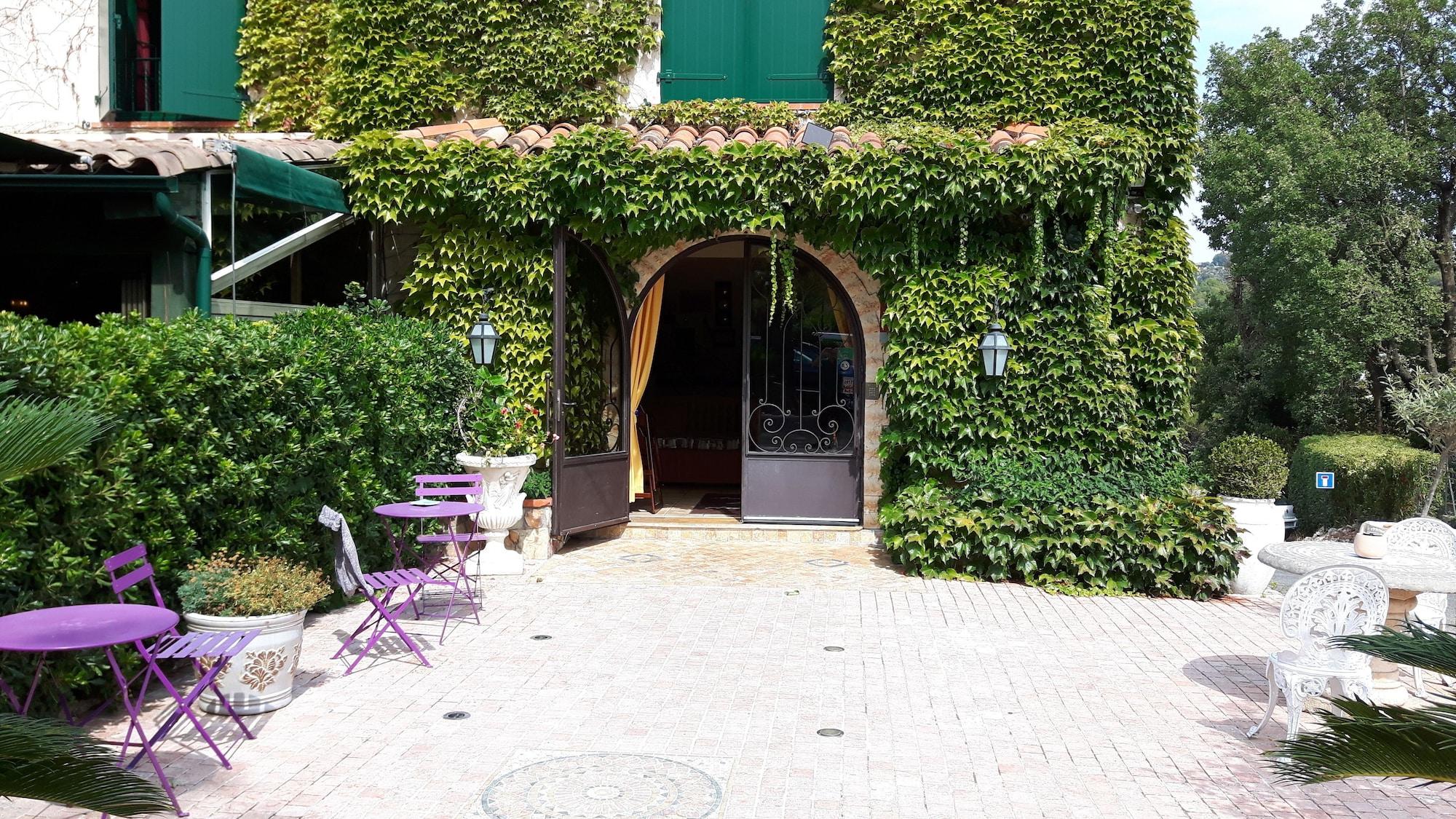 Varios Auberge Les Arômes