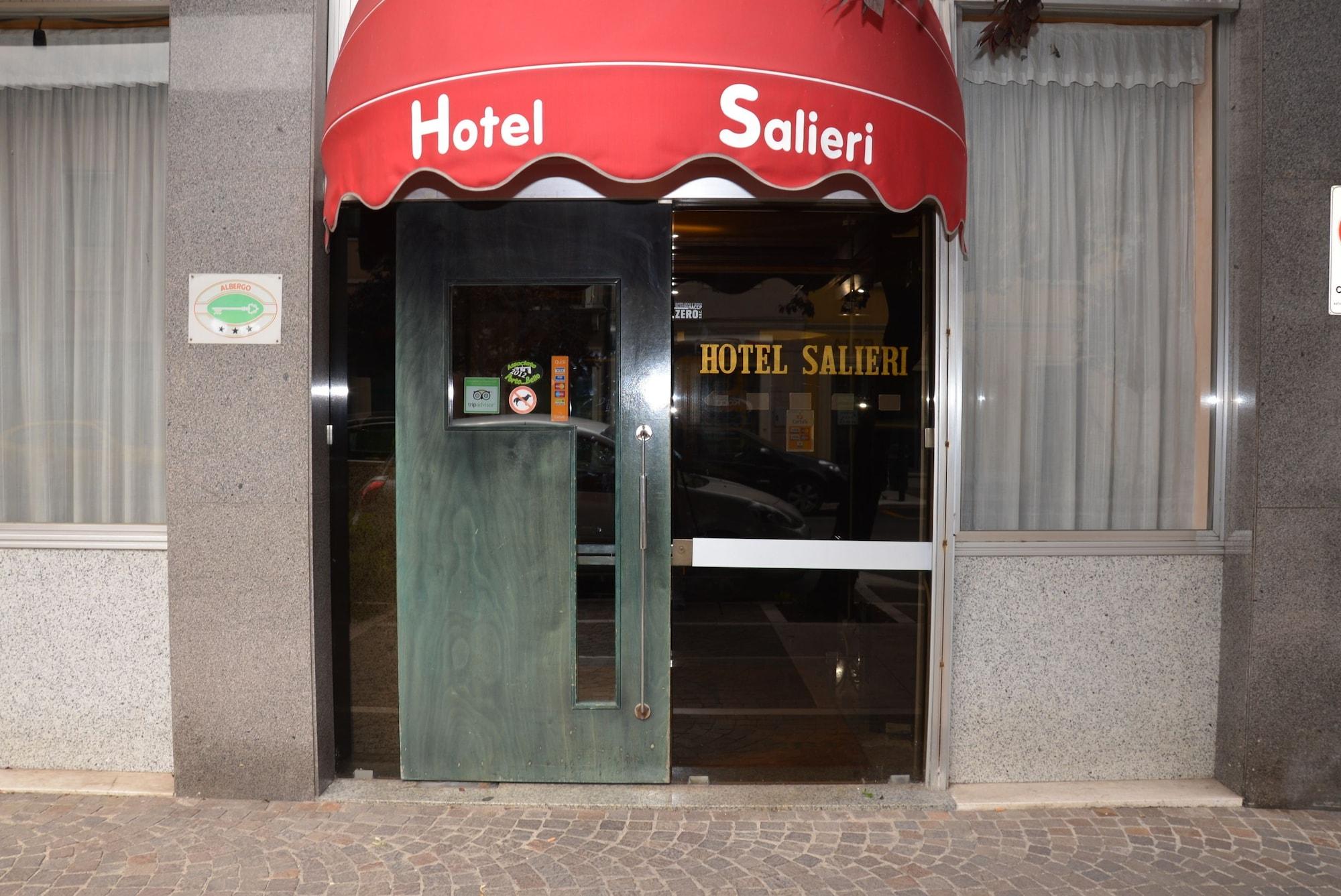 Vista Exterior Hotel Salieri