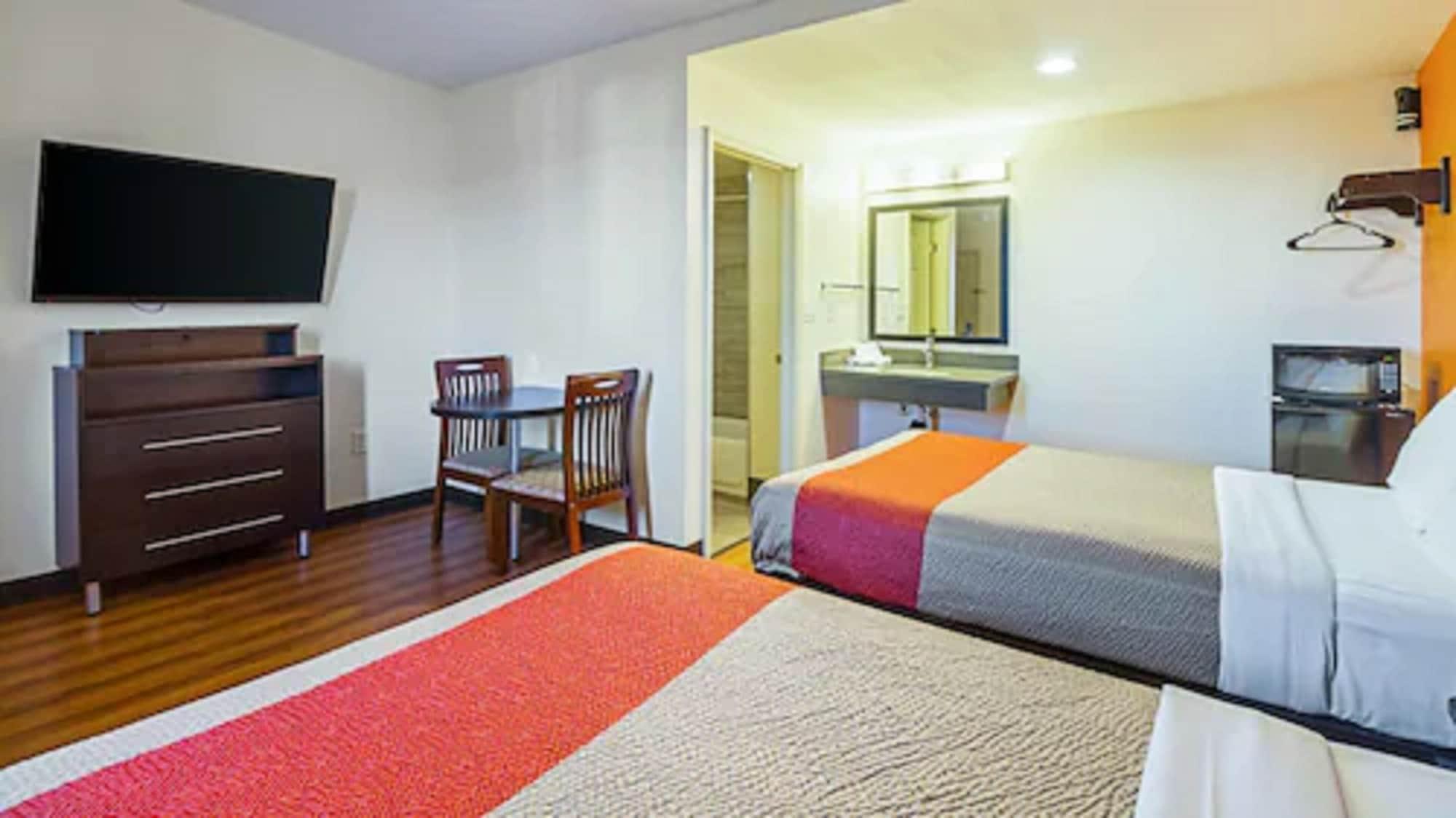 Varios Motel 6 on Maple