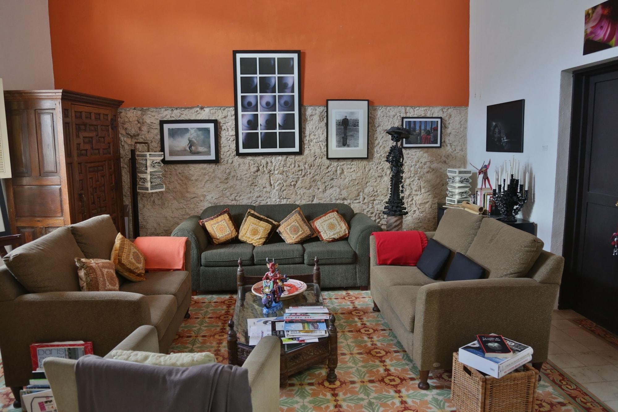 Bar/Salón La Pantera Negra Gallery and B&B
