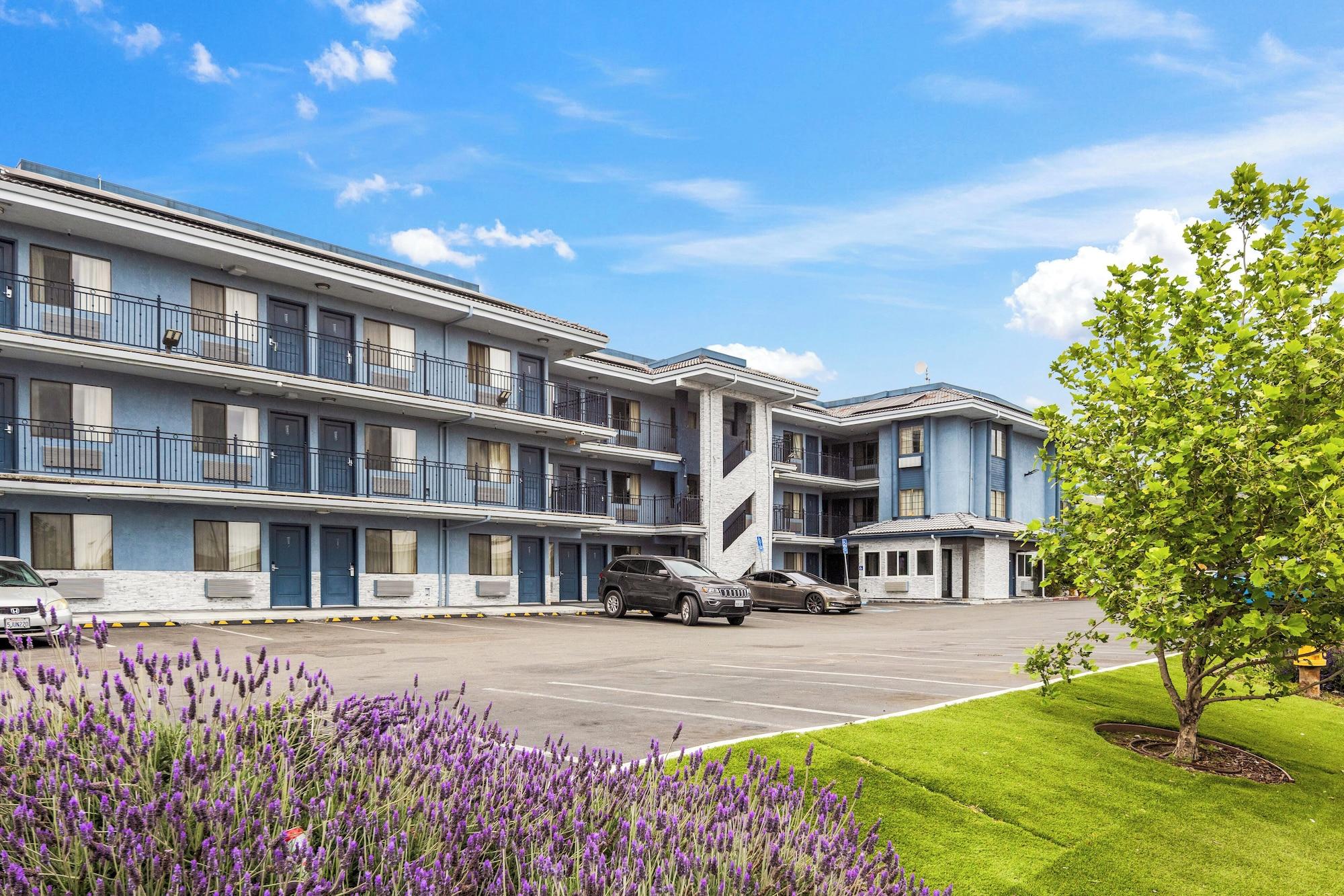 Vista Exterior Executive Inn Hotel