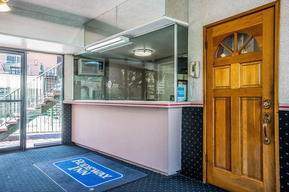 Vista Exterior Rodeway Inn near Melrose Ave