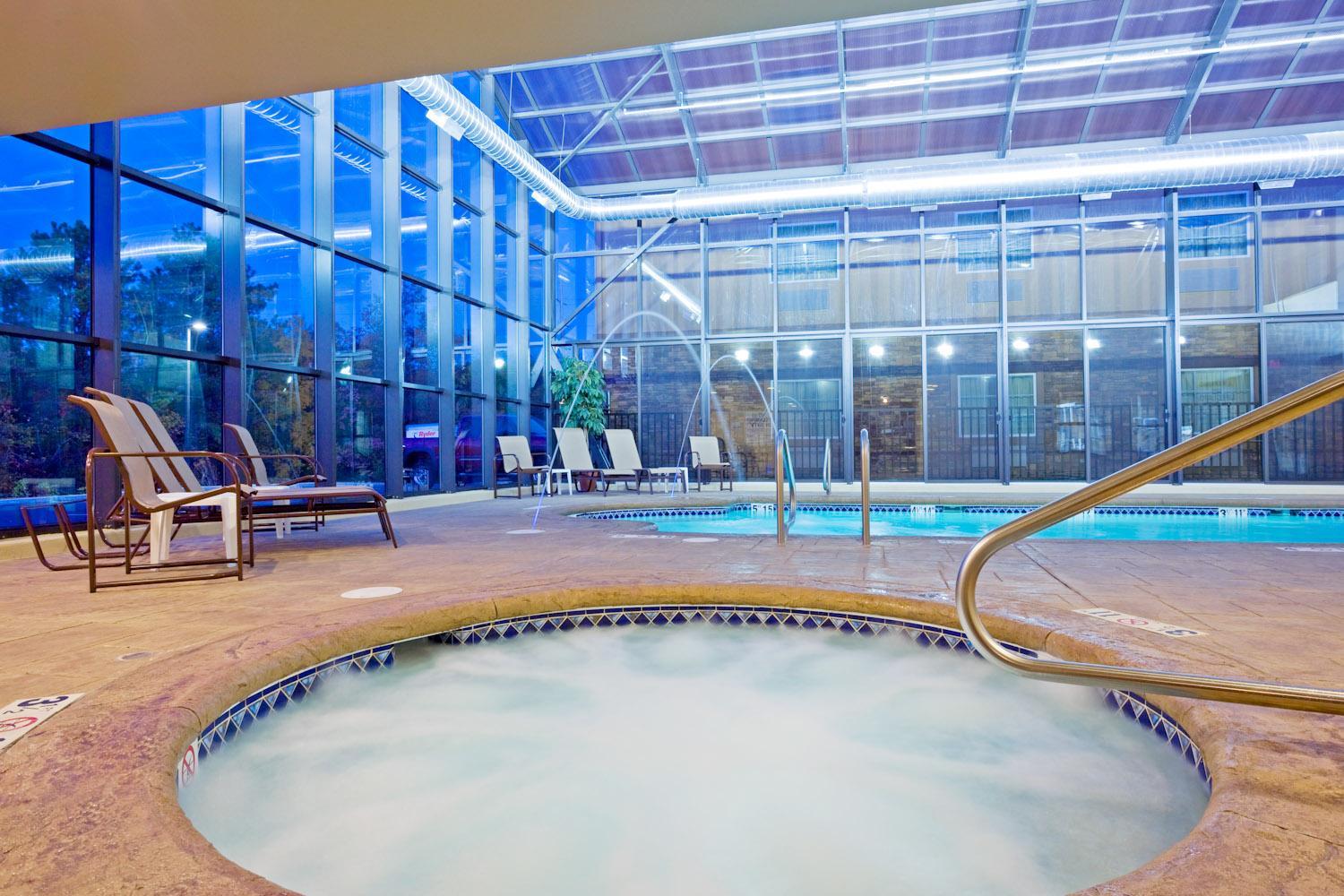 Vista da piscina Holiday Inn Express & Suites Absecon-Atlantic City