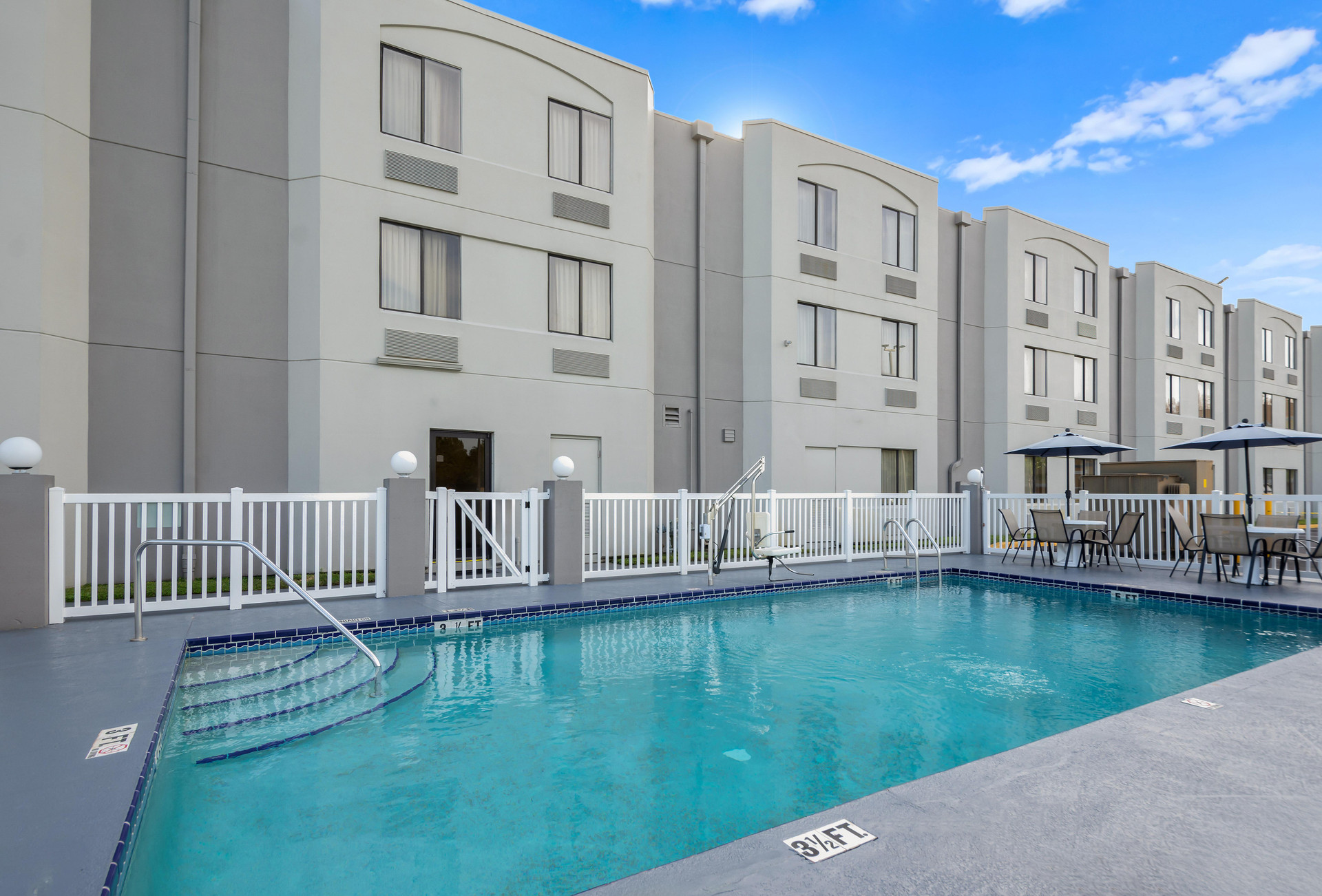 Vista Piscina SPOT X Hotel Tampa - Wesley Chapel by The Red Collection