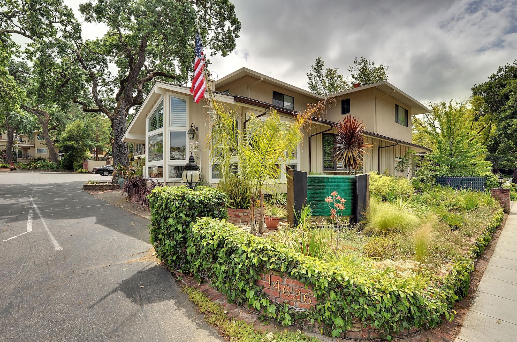 Varios Saratoga Oaks Lodge