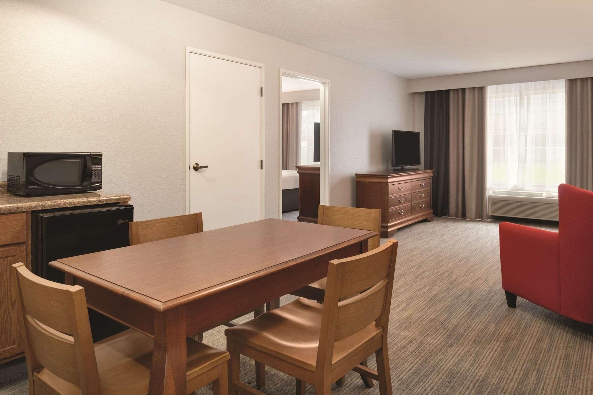 Habitación Country Inn & Suites by Radisson, Valparaiso, IN