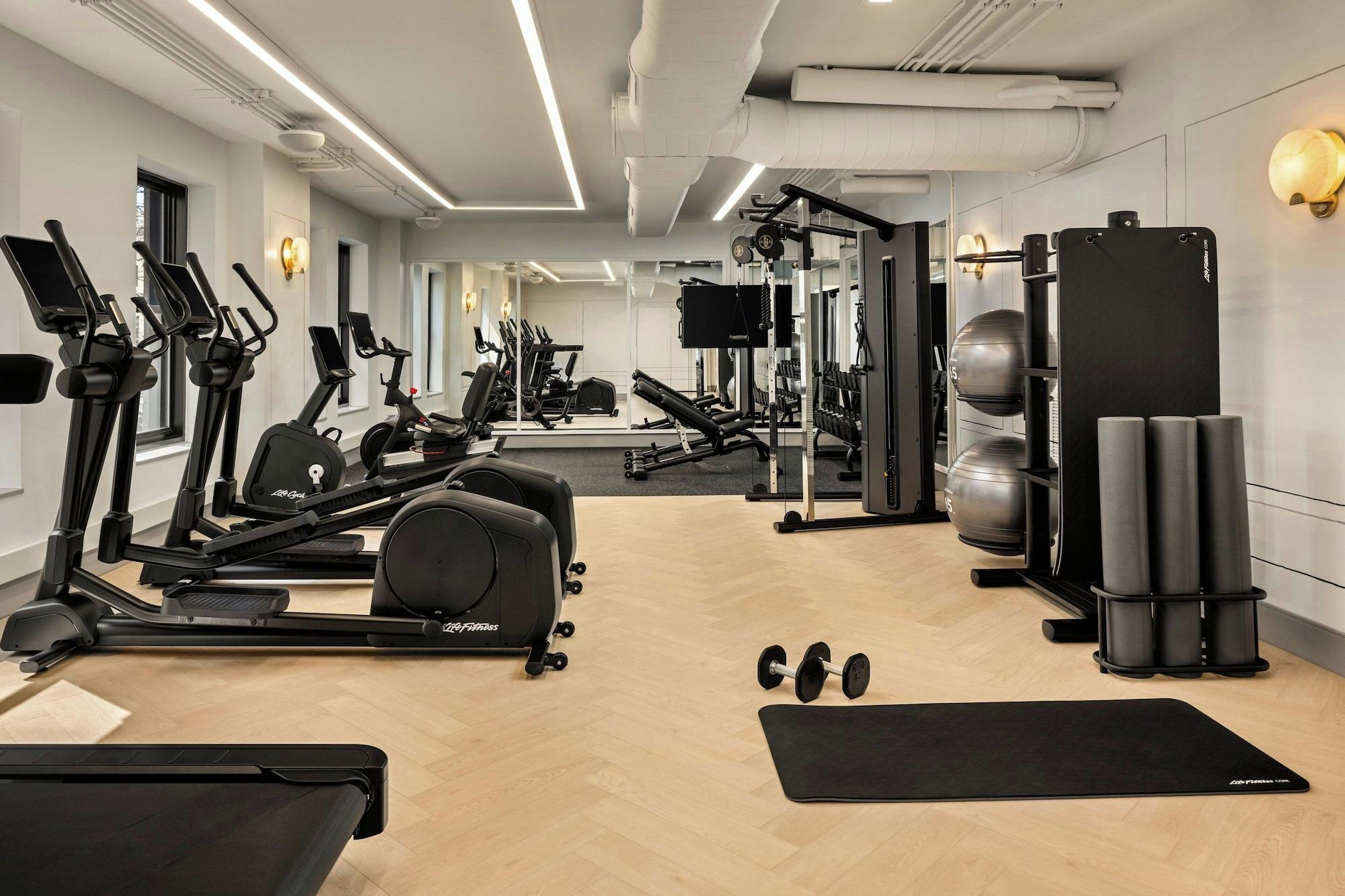 Gimnasio The Talbott, Autograph Collection