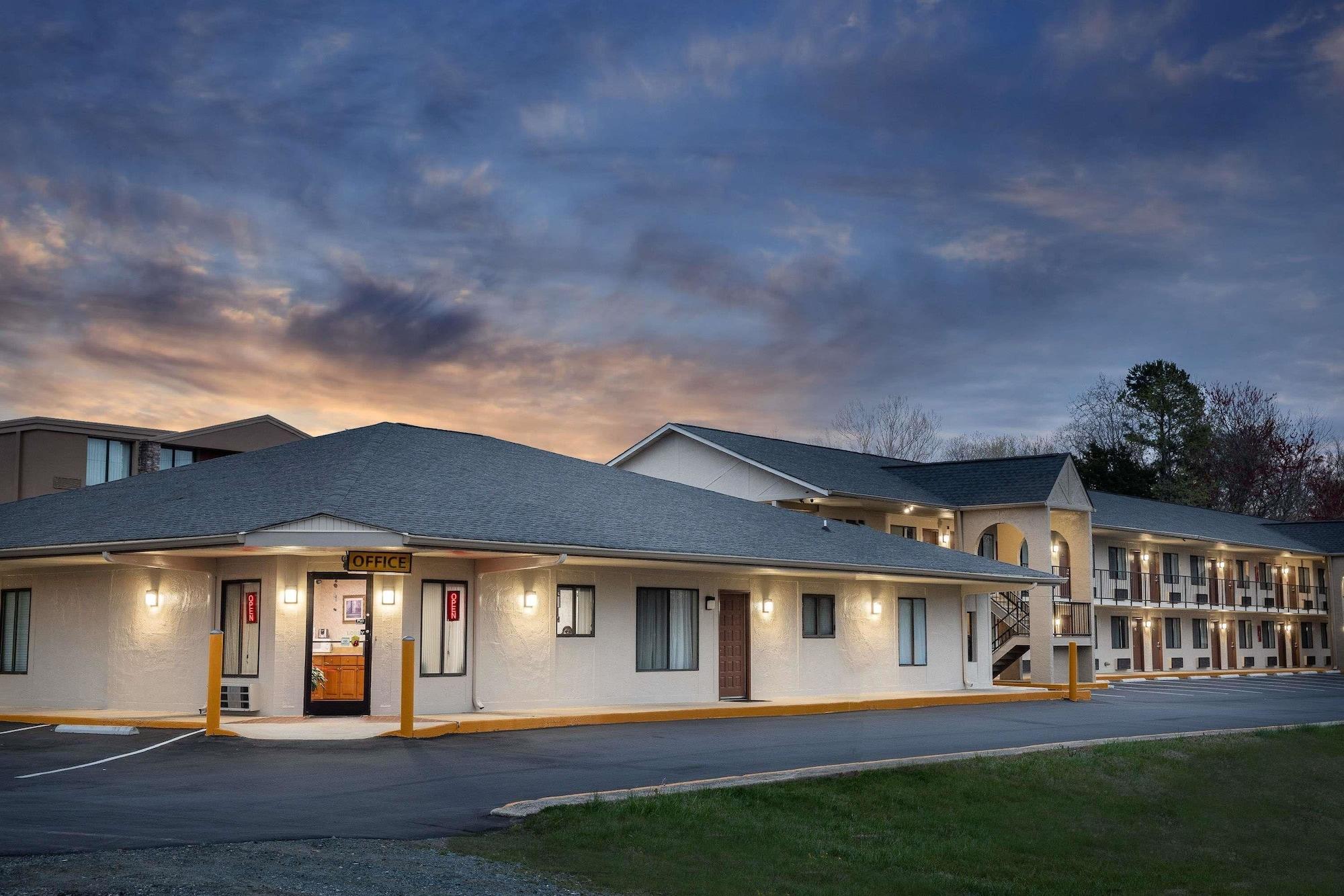 Vista Exterior Super 8 by Wyndham Burlington NC
