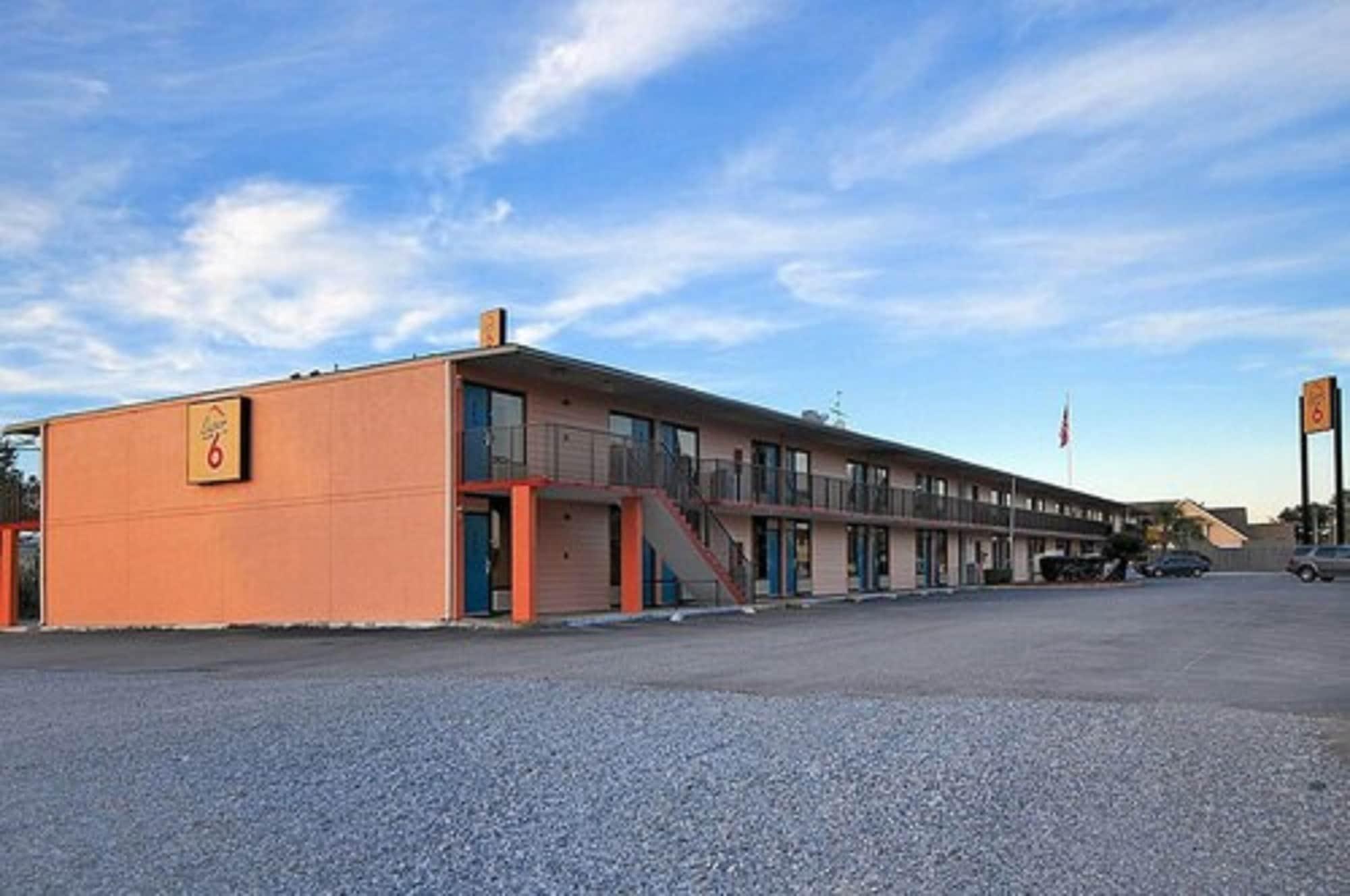 Vista Exterior Super 6 Inn & Suites