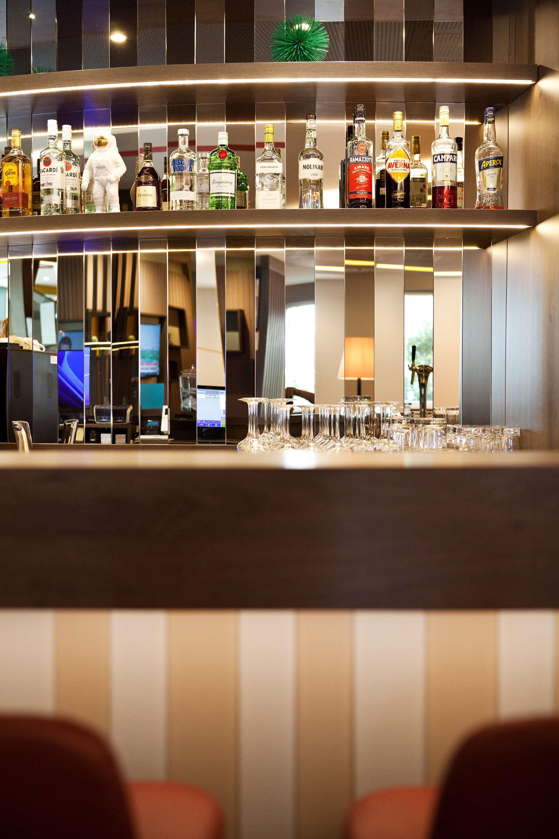 Bar/Salón Hampton by Hilton Regensburg