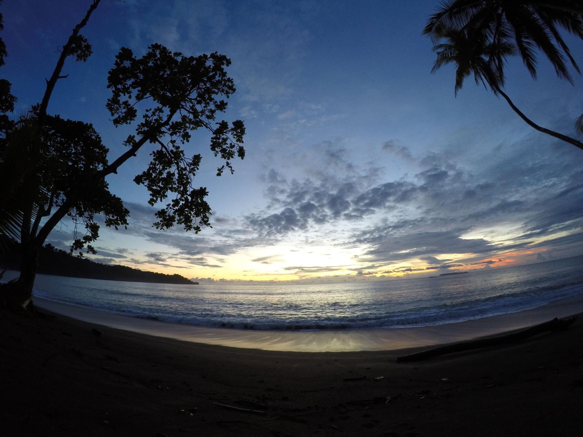 Vista Exterior Jonny's cabins drake day