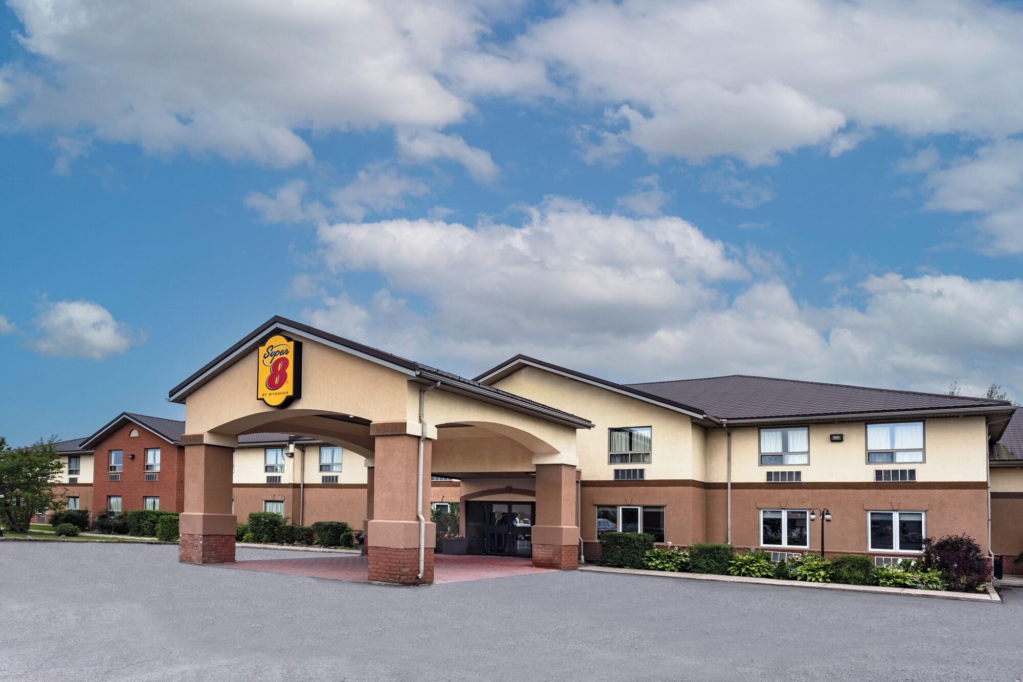 Varios Super 8 by Wyndham Cornwall ON