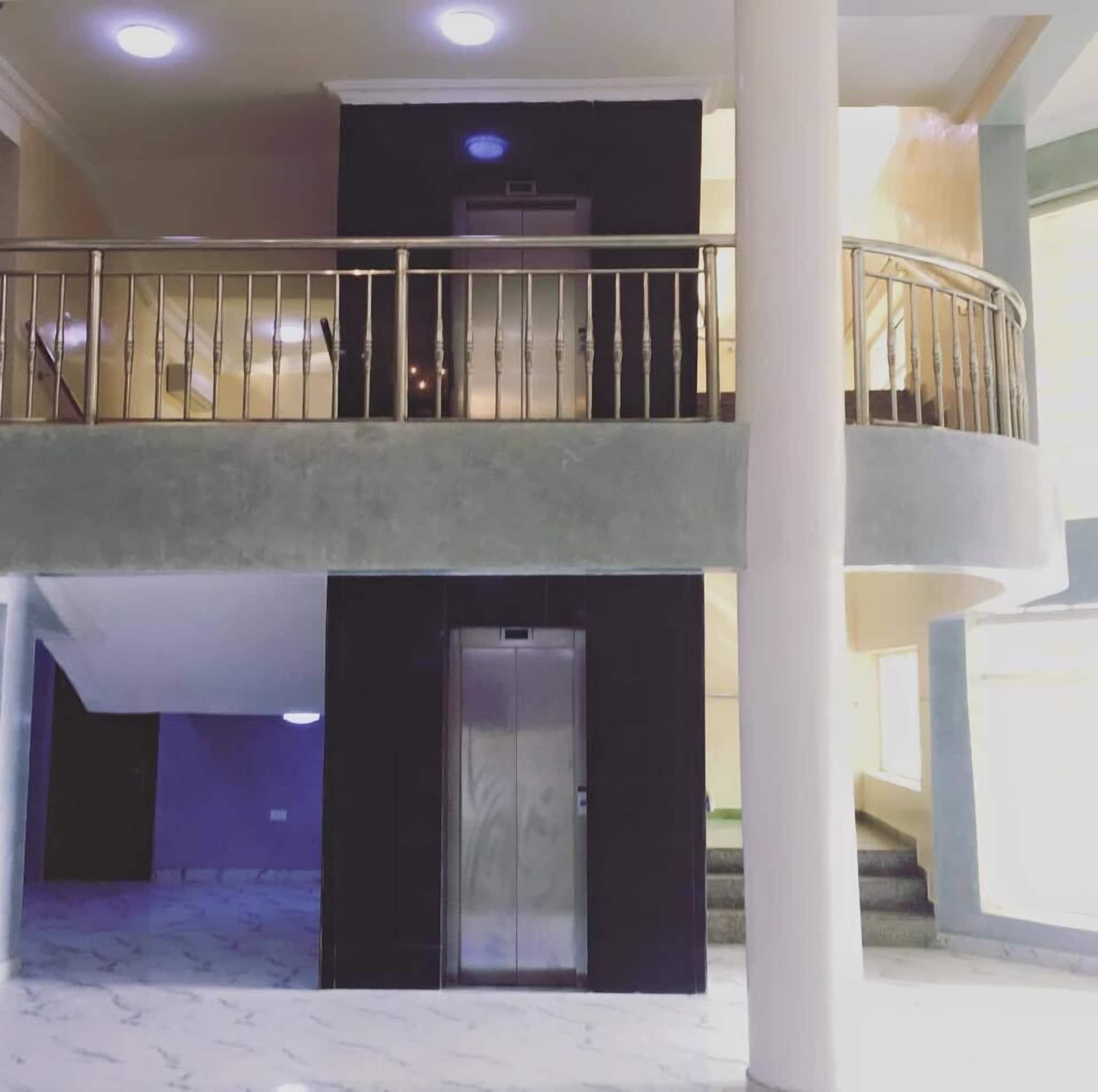 Vista Lobby Gold Crown Hotel