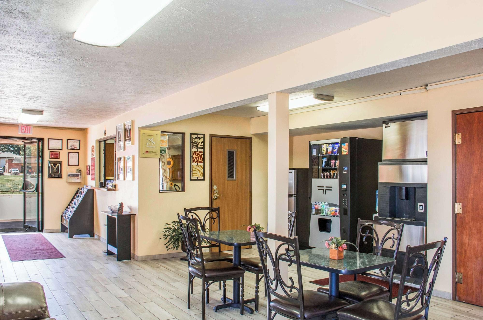 Vista Lobby Econo Lodge Lansing - Leavenworth