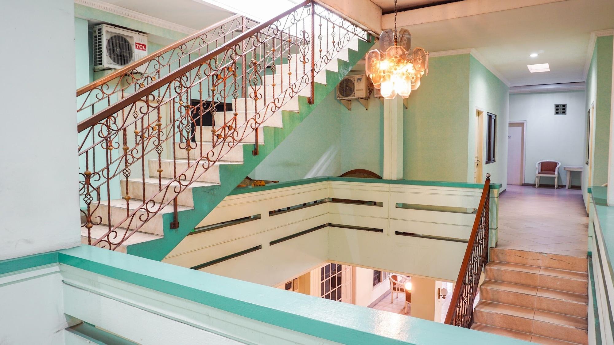 Varios OYO 2085 Chrysanta Hotel