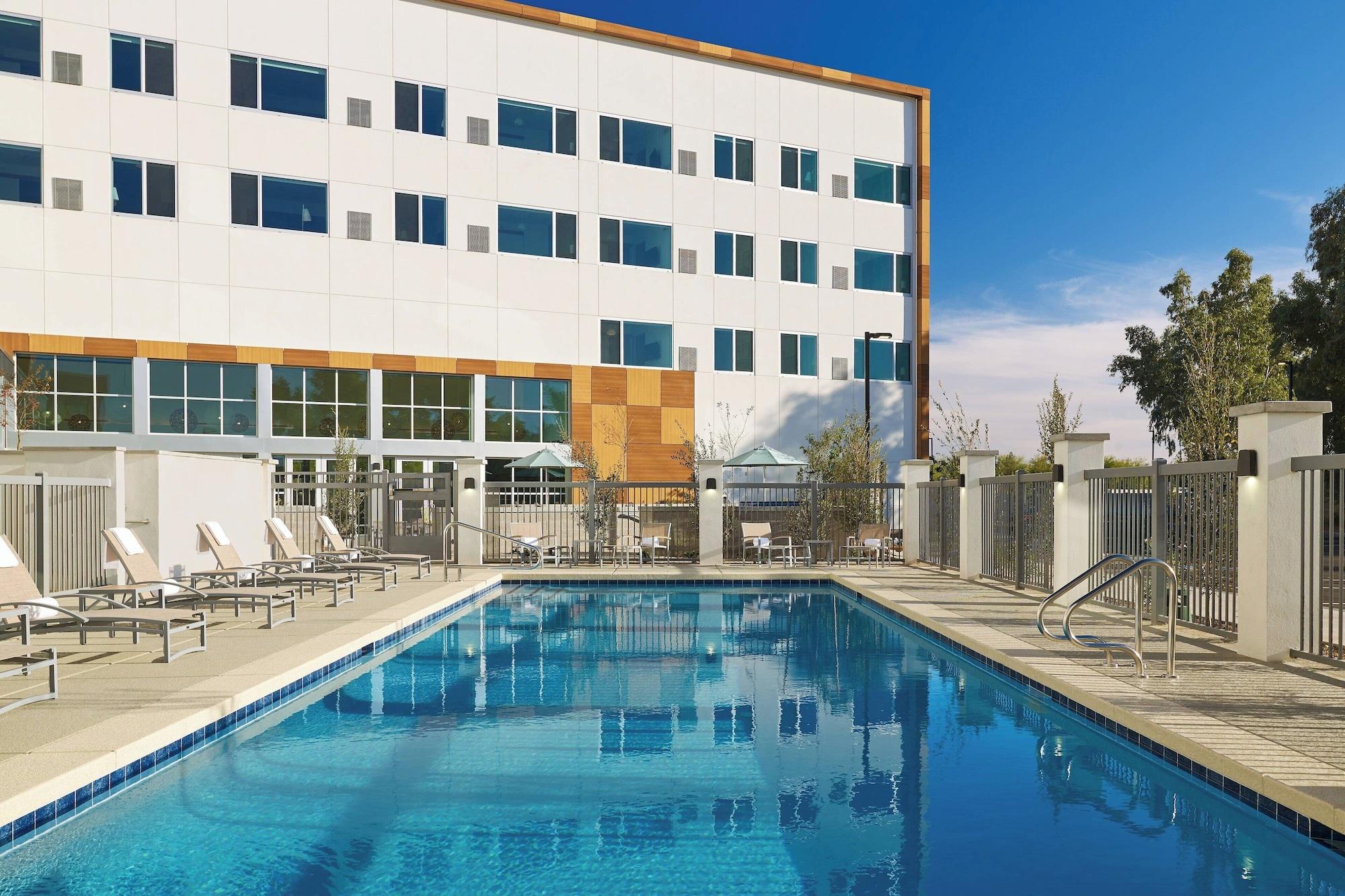 Vista Piscina Element Chandler Fashion Center