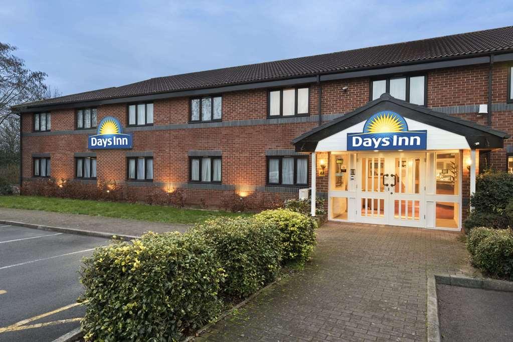 Vista Exterior Days Inn By Wyndham Michaelwood M5