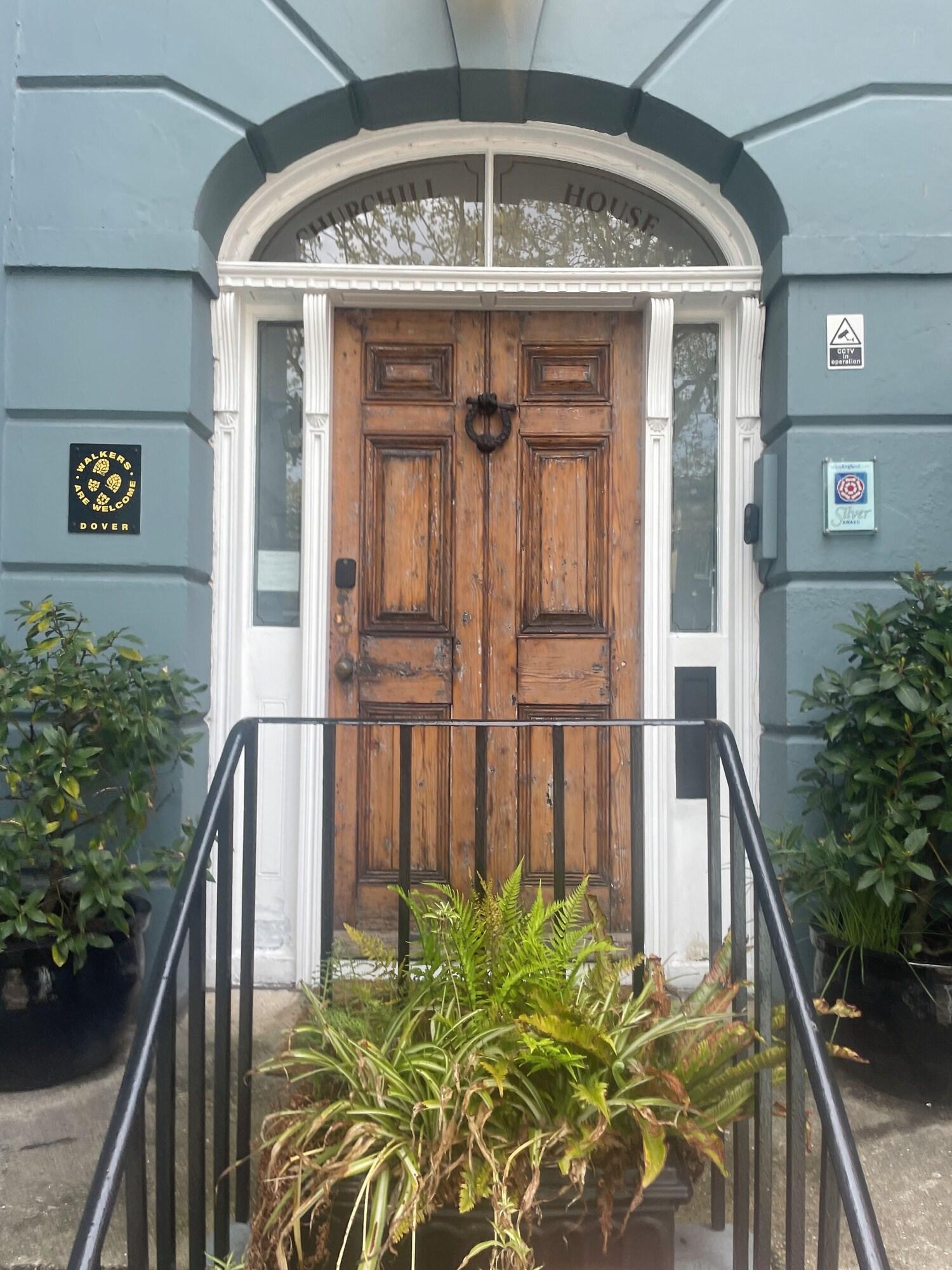 Varios Churchill Guest House