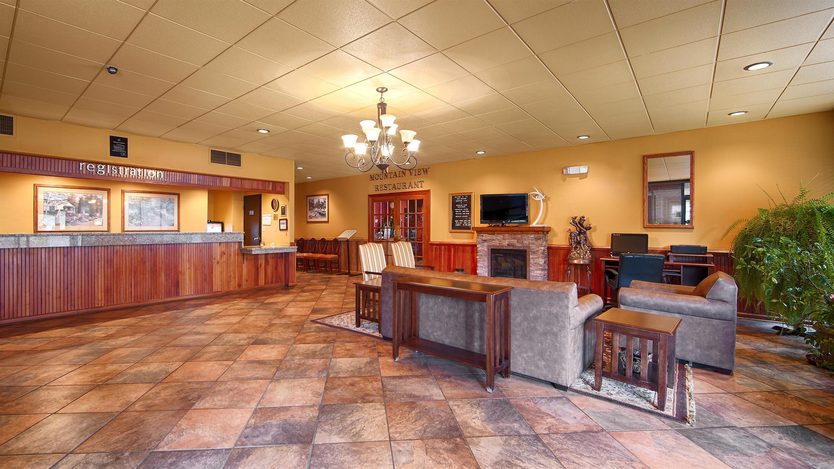 Vista Lobby Magnuson Hotel Mountain View