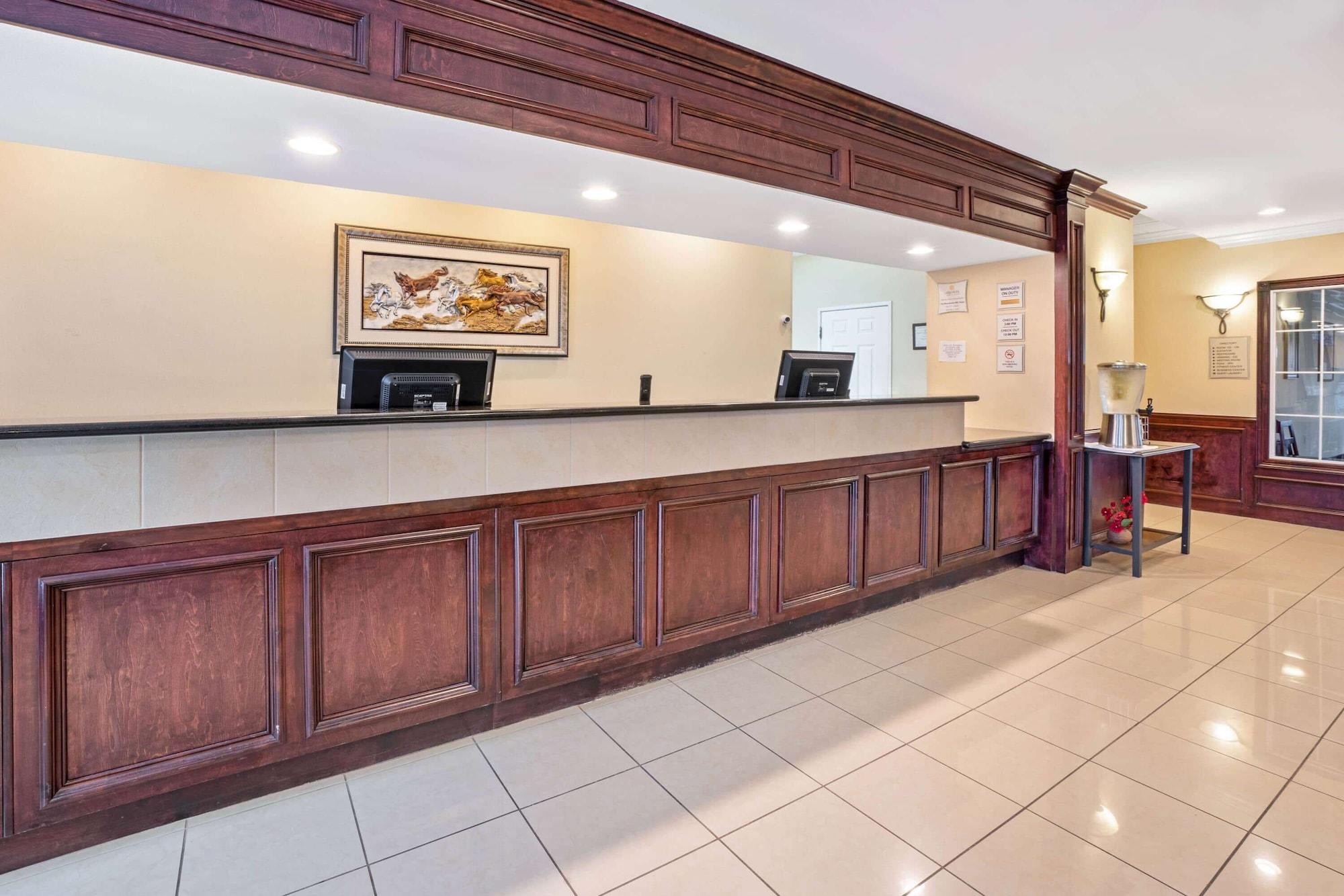 Vista Lobby La Quinta Inn & Suites by Wyndham Houston - Magnolia